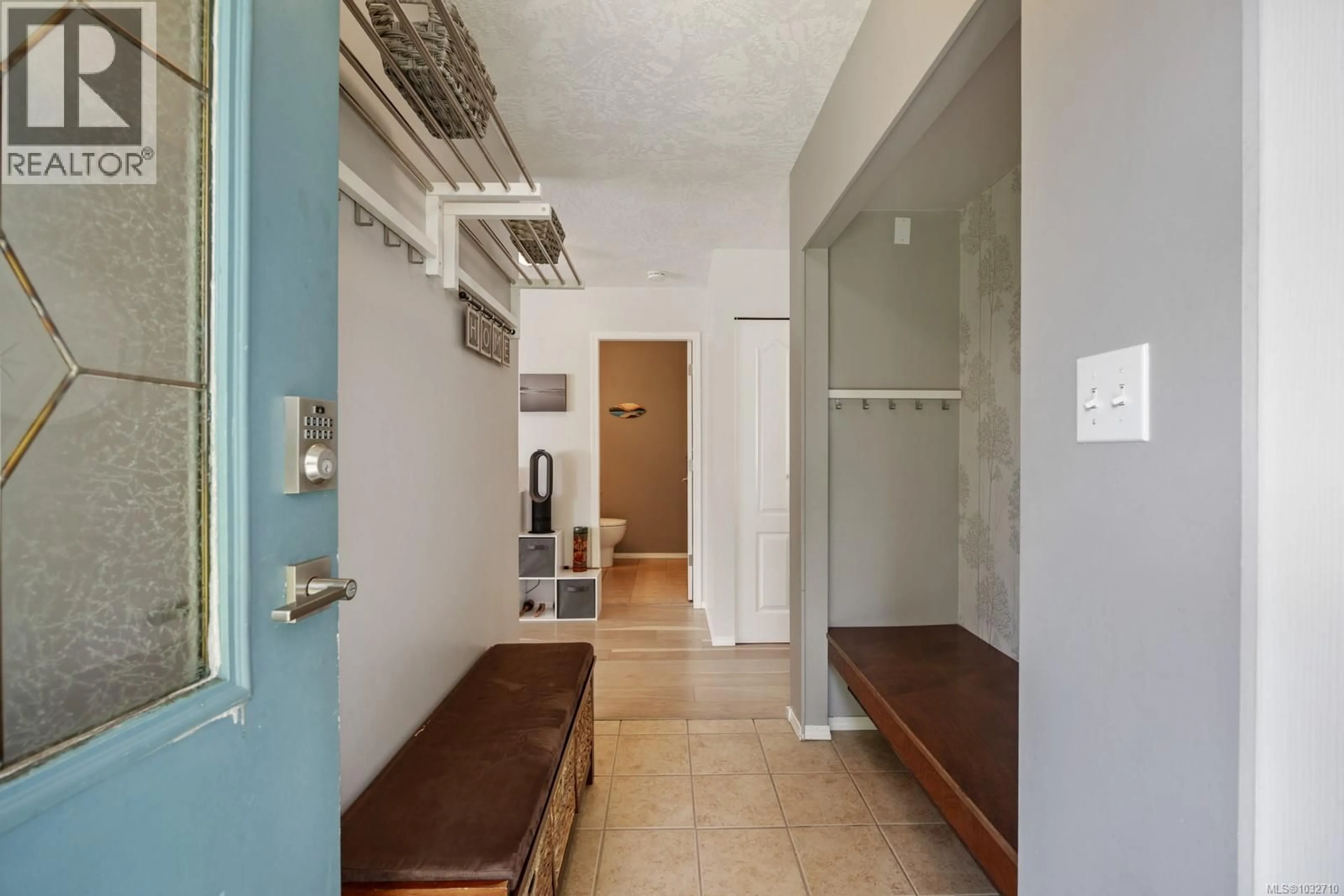 Indoor entryway for B - 2425 1ST STREET, Courtenay British Columbia V9N8X9