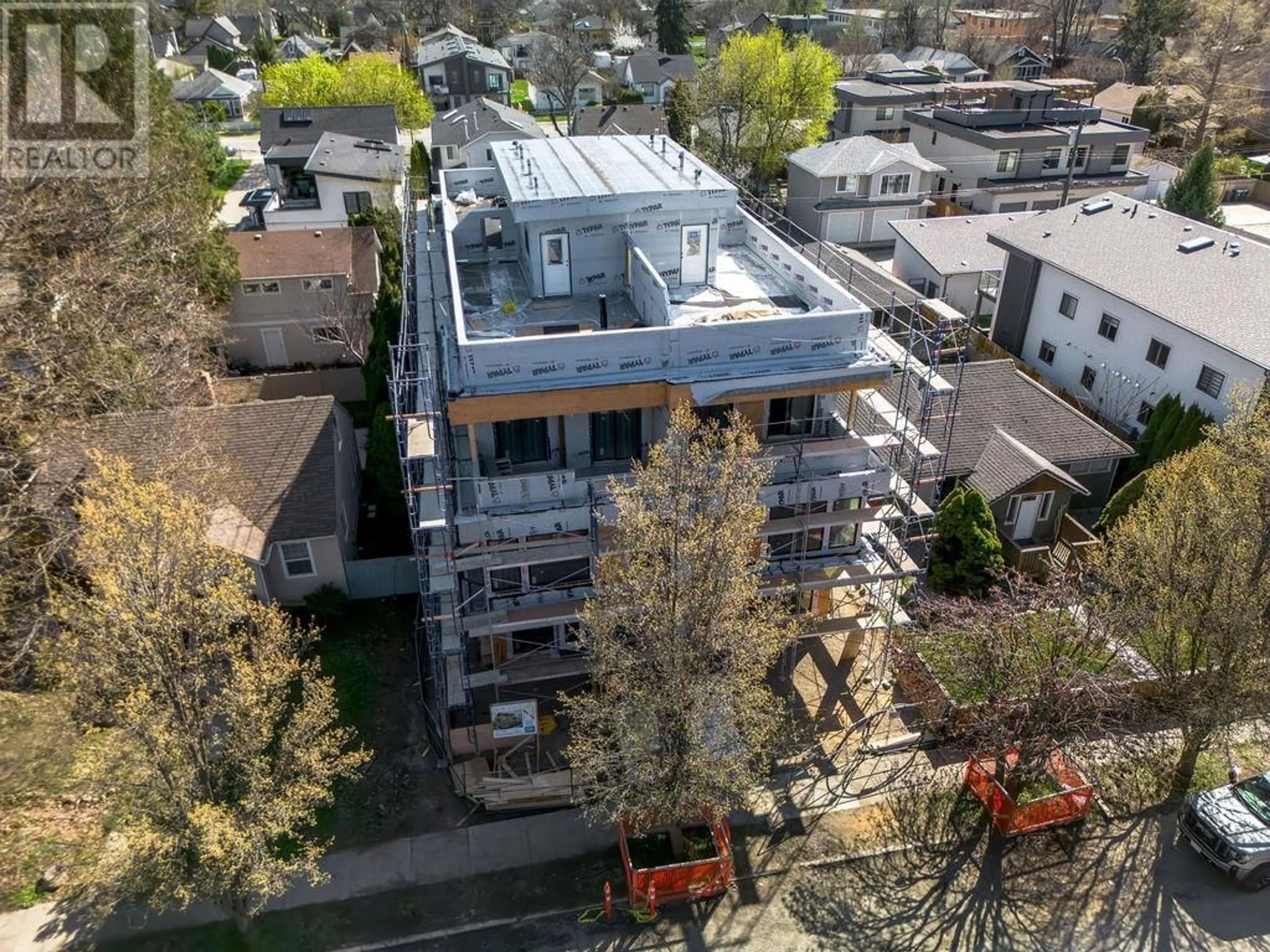 A pic from outside/outdoor area/front of a property/back of a property/a pic from drone, unknown for 4 - 781 MARTIN AVENUE, Kelowna British Columbia V1Y6V4