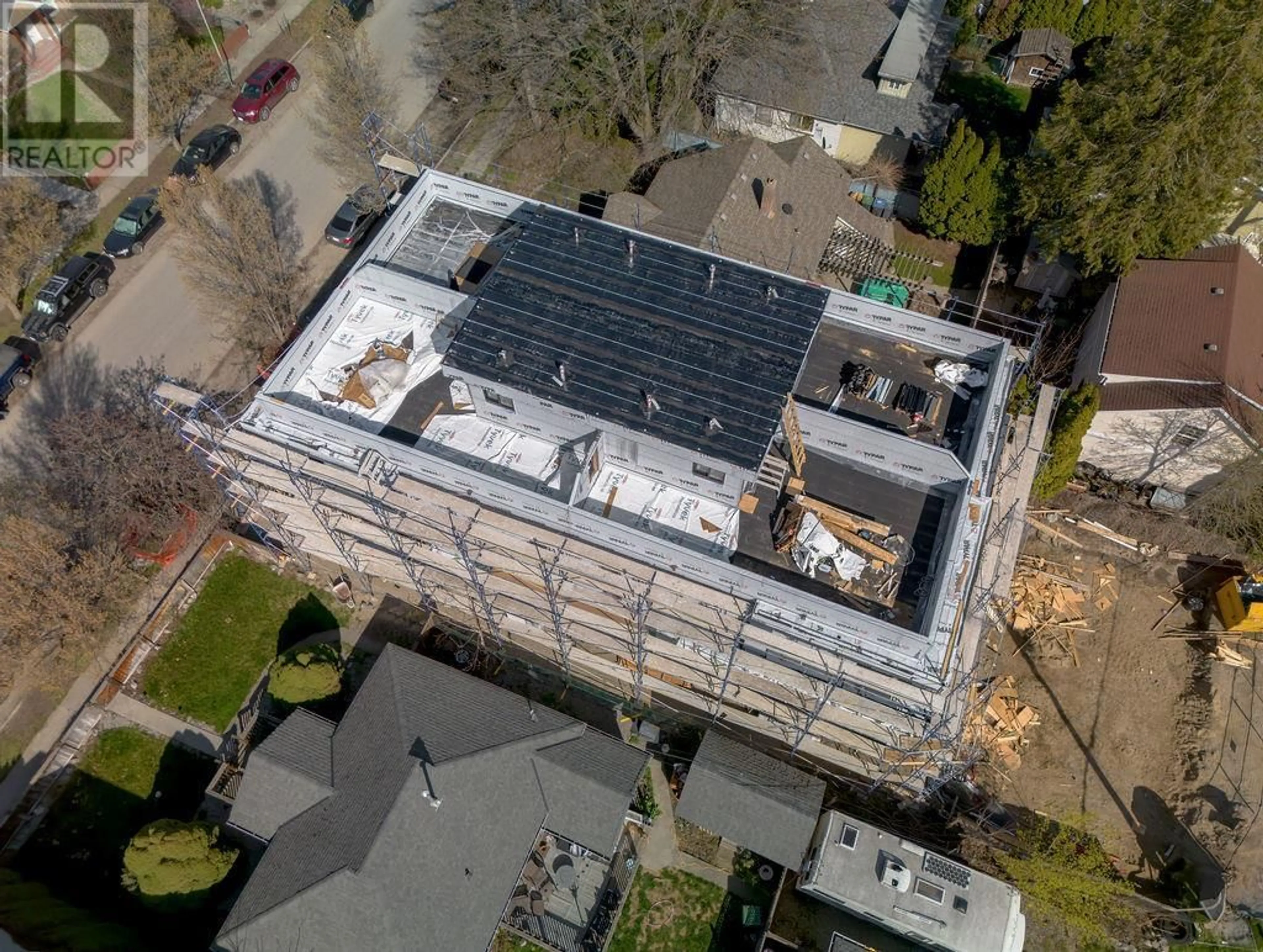 A pic from outside/outdoor area/front of a property/back of a property/a pic from drone, building for 4 - 781 MARTIN AVENUE, Kelowna British Columbia V1Y6V4
