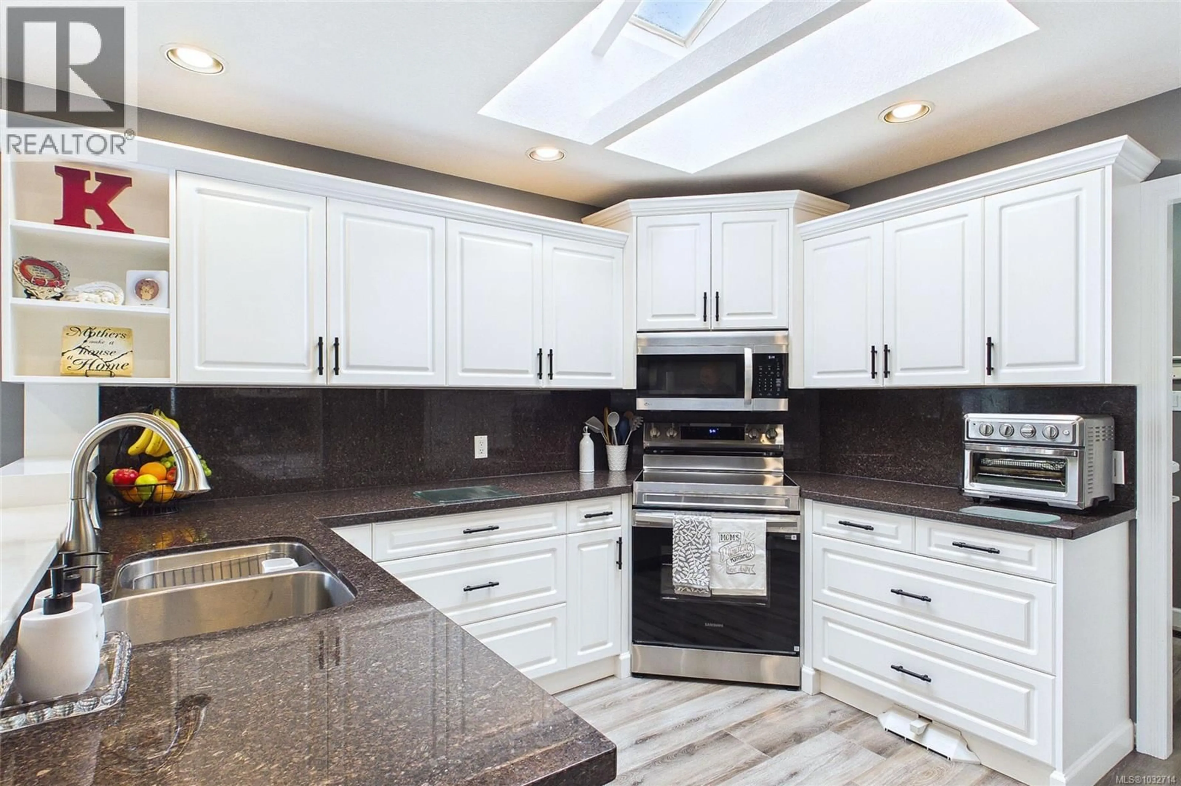 Contemporary kitchen, ceramic/tile floor for 6062 CLARENCE WAY, Nanaimo British Columbia V9V1R7