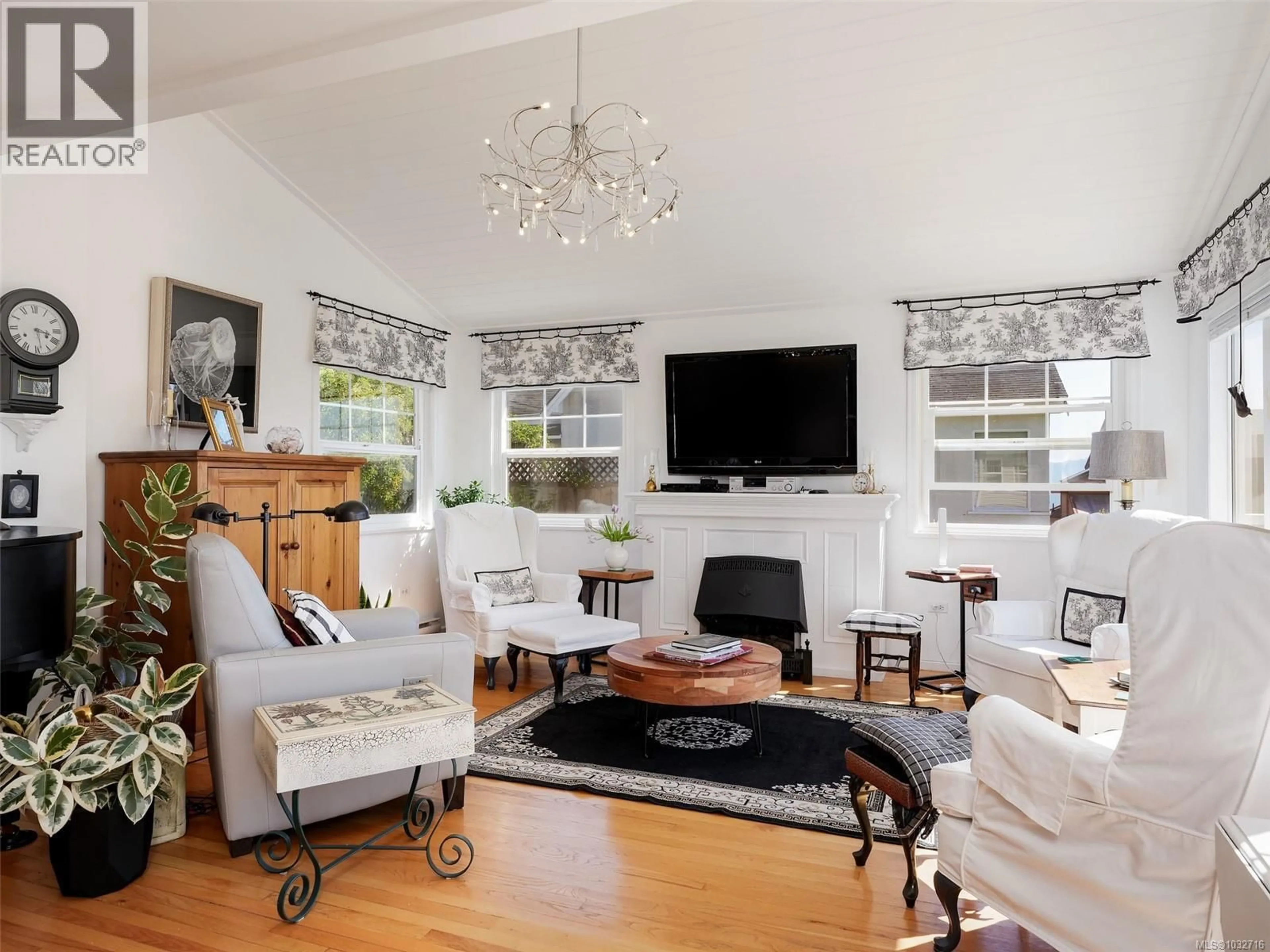 Living room with furniture, unknown for 464 NELSON STREET, Esquimalt British Columbia V9A6P4