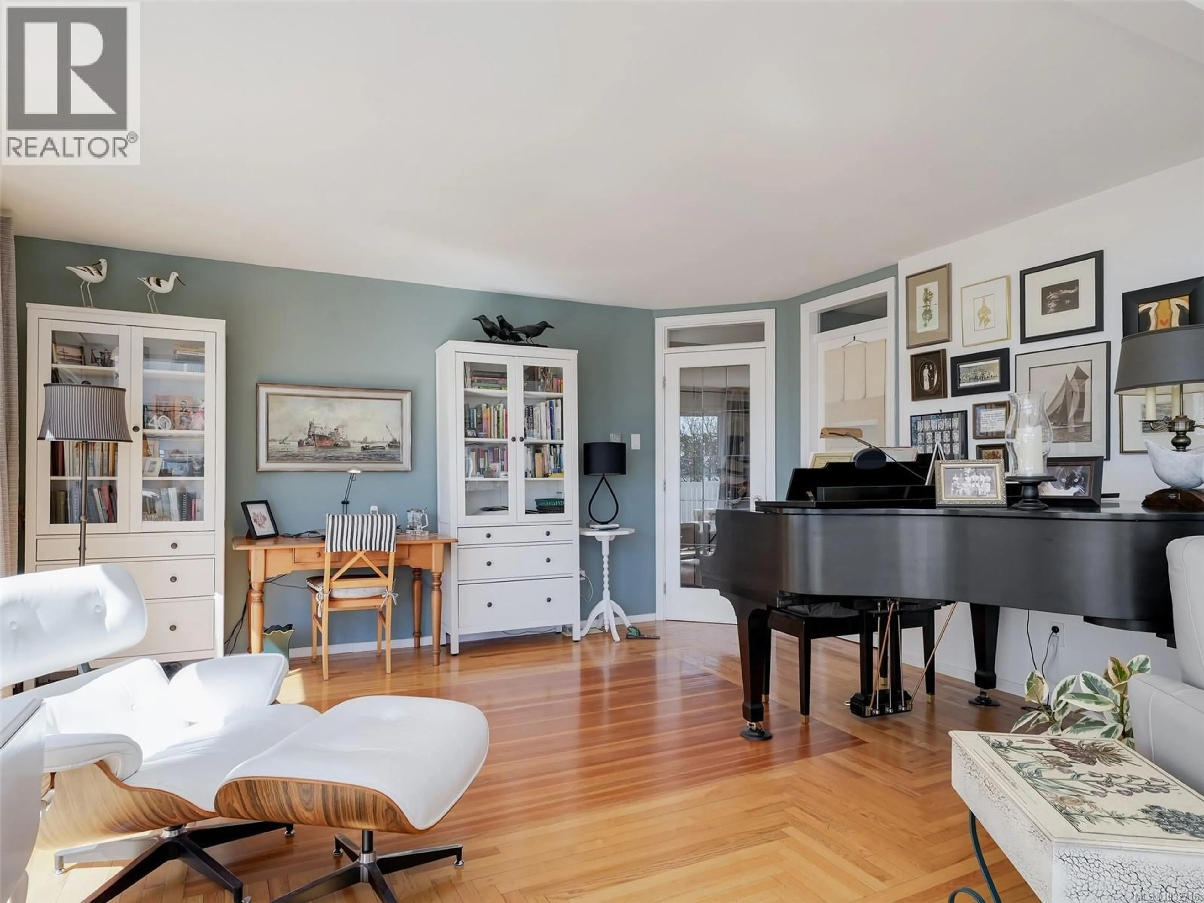 Living room with furniture, wood/laminate floor for 464 NELSON STREET, Esquimalt British Columbia V9A6P4