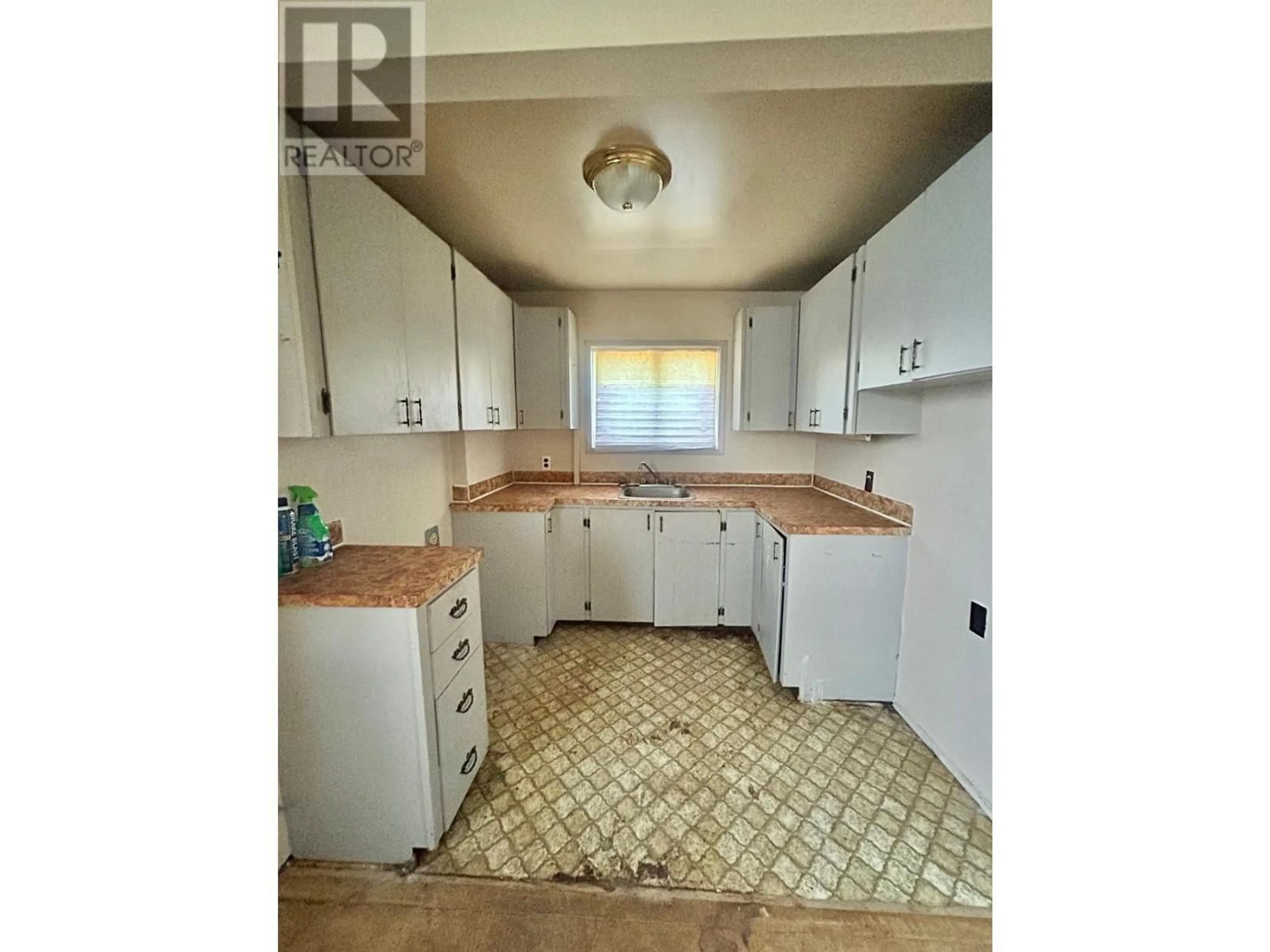 Standard kitchen, unknown for 404 99 AVENUE, Dawson Creek British Columbia V1G1T3