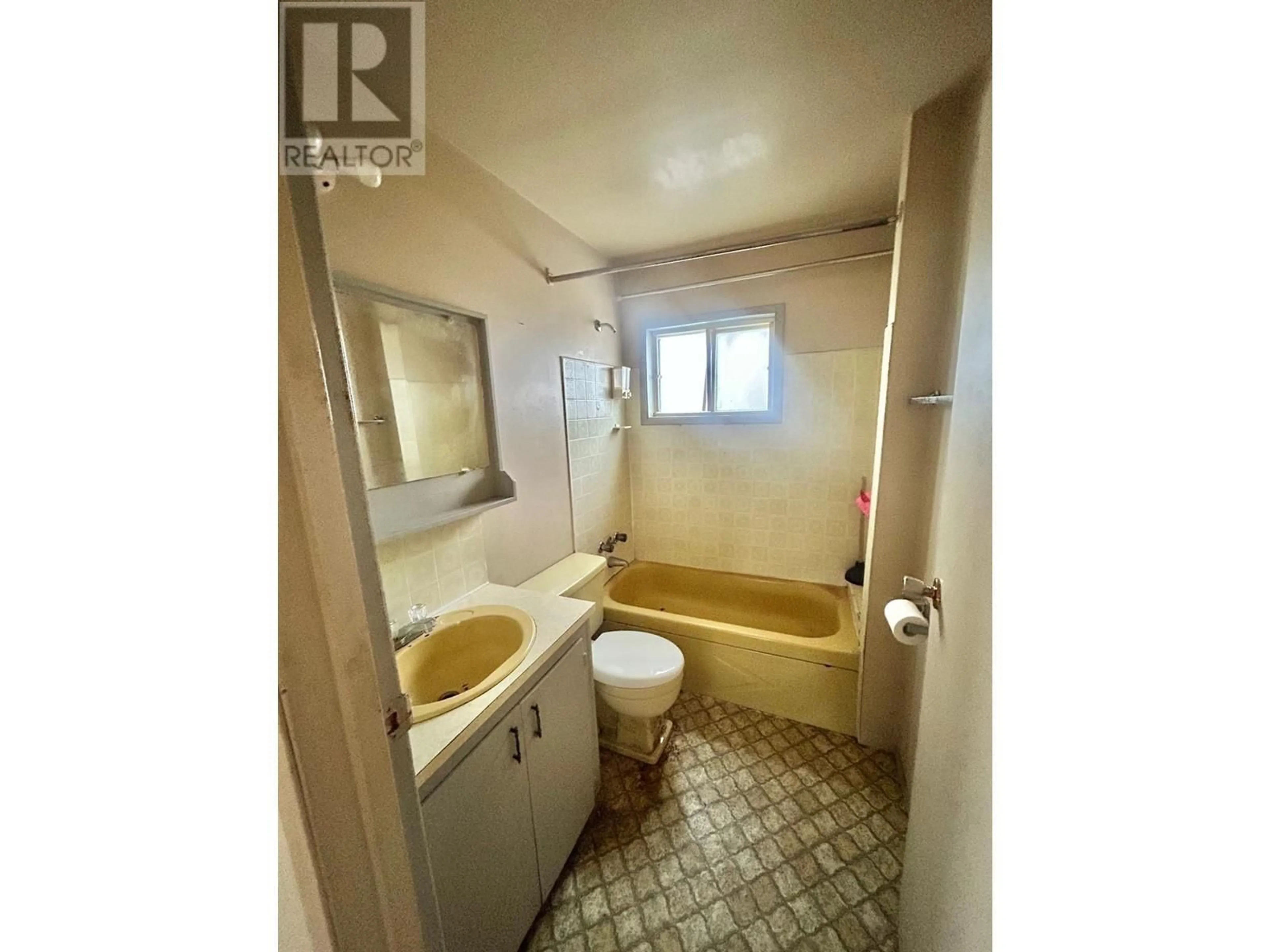 Standard bathroom, ceramic/tile floor for 404 99 AVENUE, Dawson Creek British Columbia V1G1T3