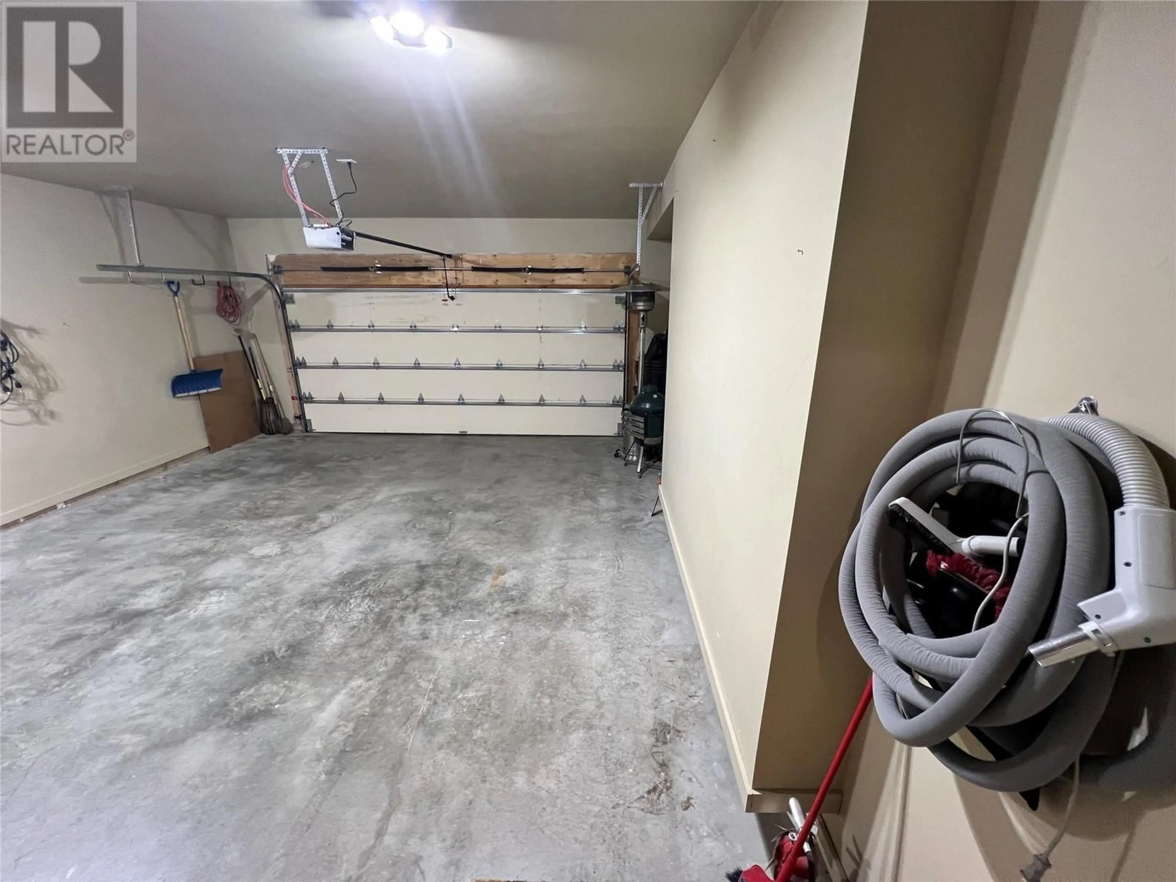 Indoor garage, cement floor for 2598 MOUNTAINVIEW Crescent Unit# 29, Invermere British Columbia V0A1K4