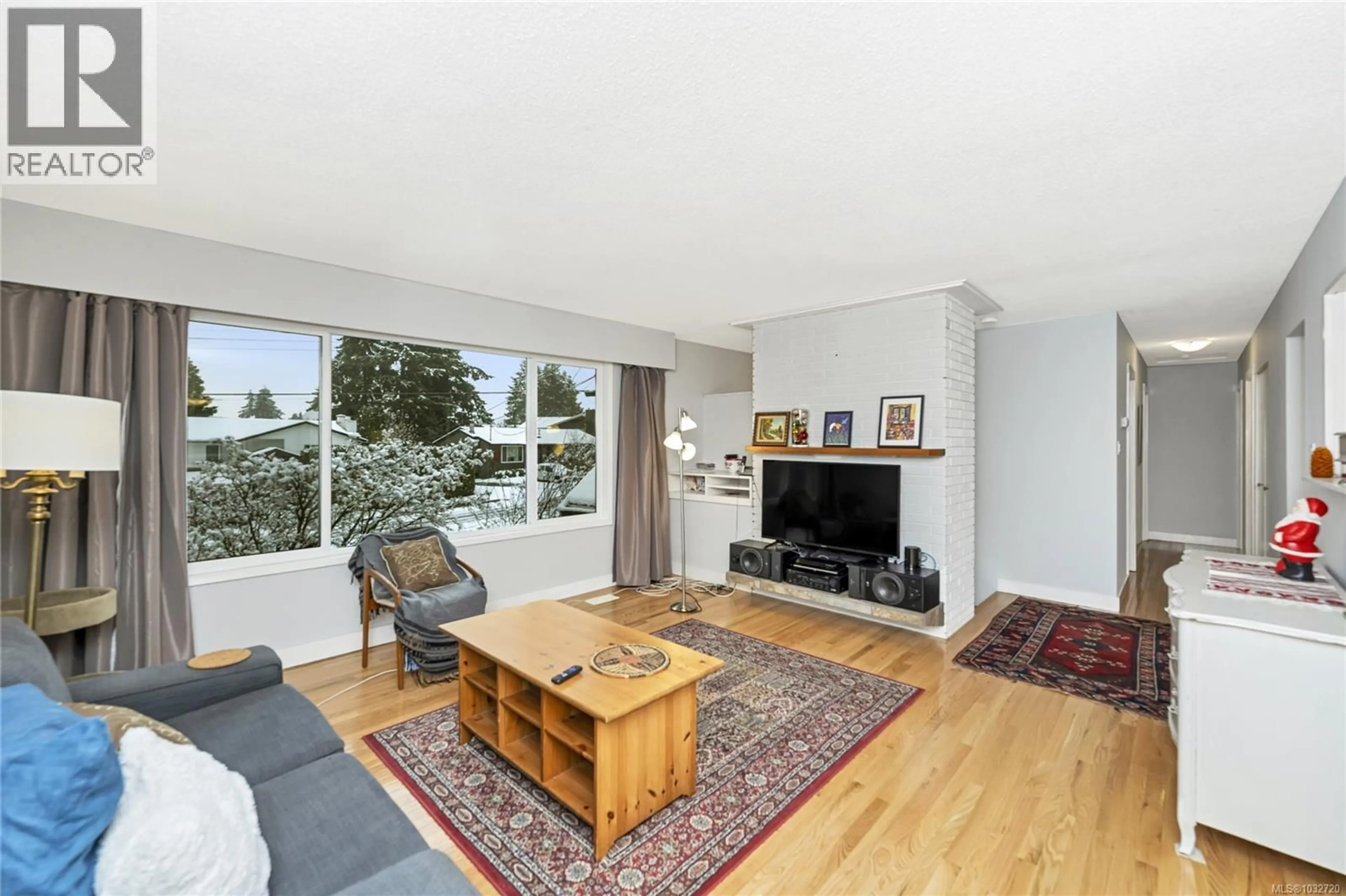 Living room with furniture, unknown for 3082 MCCAULEY DRIVE, Nanaimo British Columbia V9T1V8