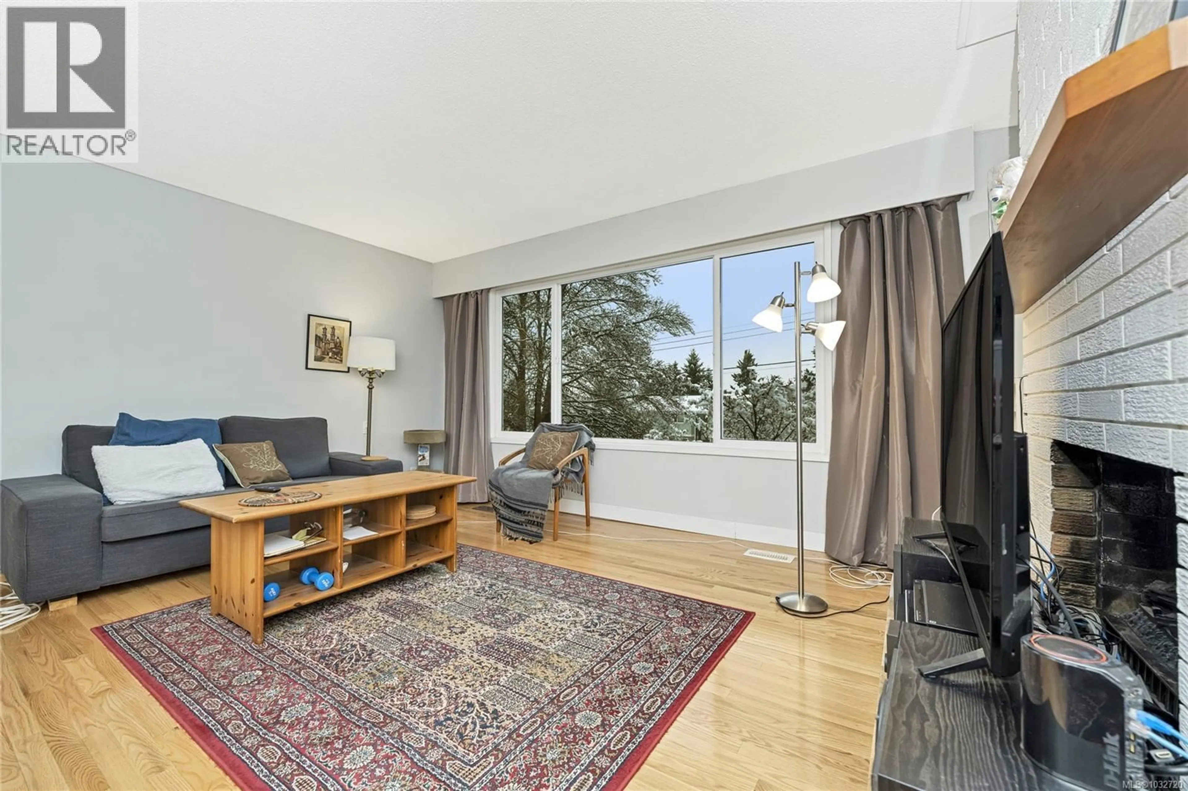 Living room with furniture, unknown for 3082 MCCAULEY DRIVE, Nanaimo British Columbia V9T1V8