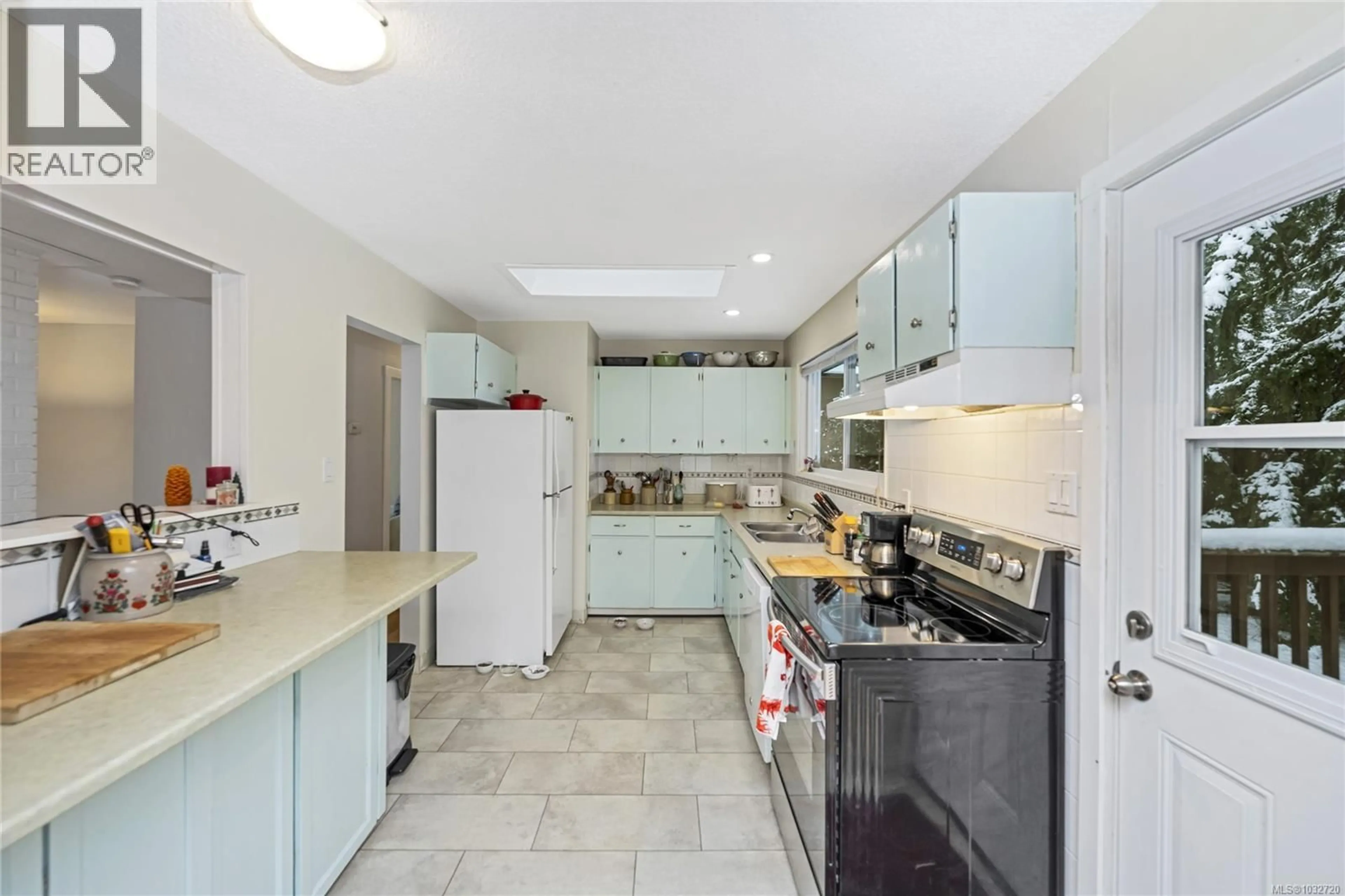 Standard kitchen, ceramic/tile floor for 3082 MCCAULEY DRIVE, Nanaimo British Columbia V9T1V8