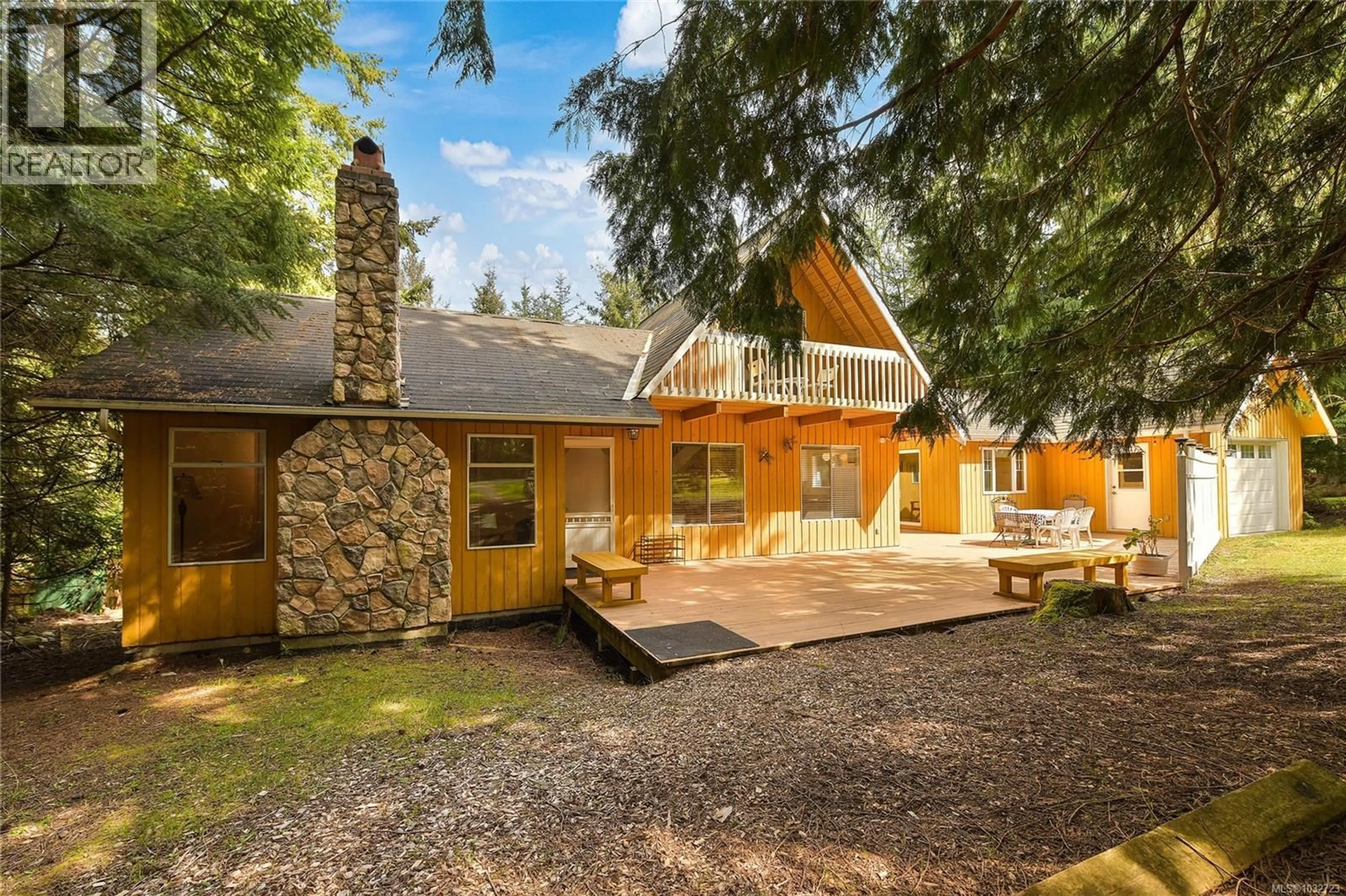 Home with vinyl exterior material, unknown for 552 CLUB CRESCENT, Mayne Island British Columbia V0N2J1
