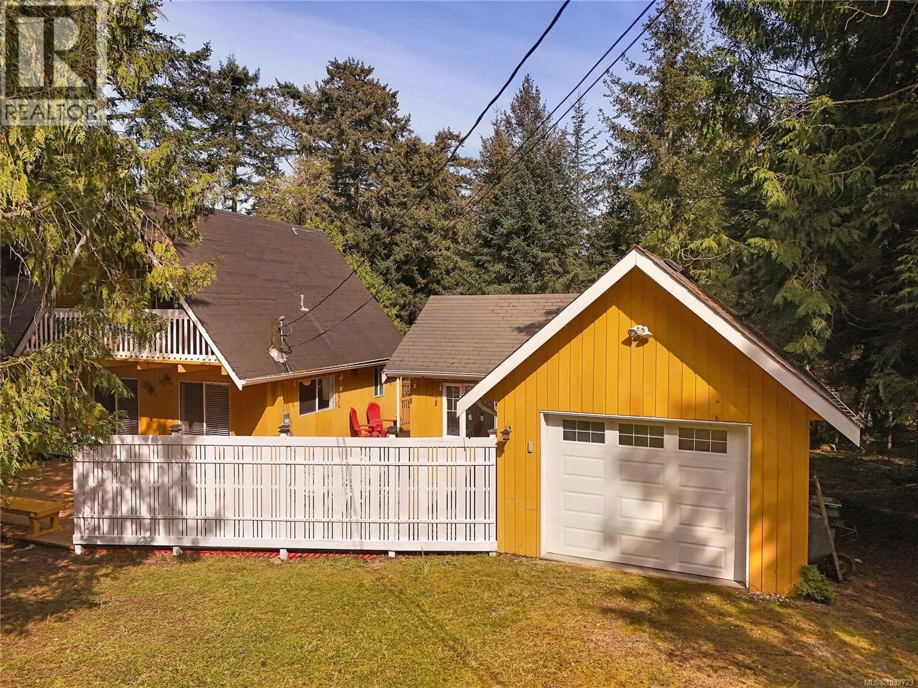 Home with vinyl exterior material, street for 552 CLUB CRESCENT, Mayne Island British Columbia V0N2J1