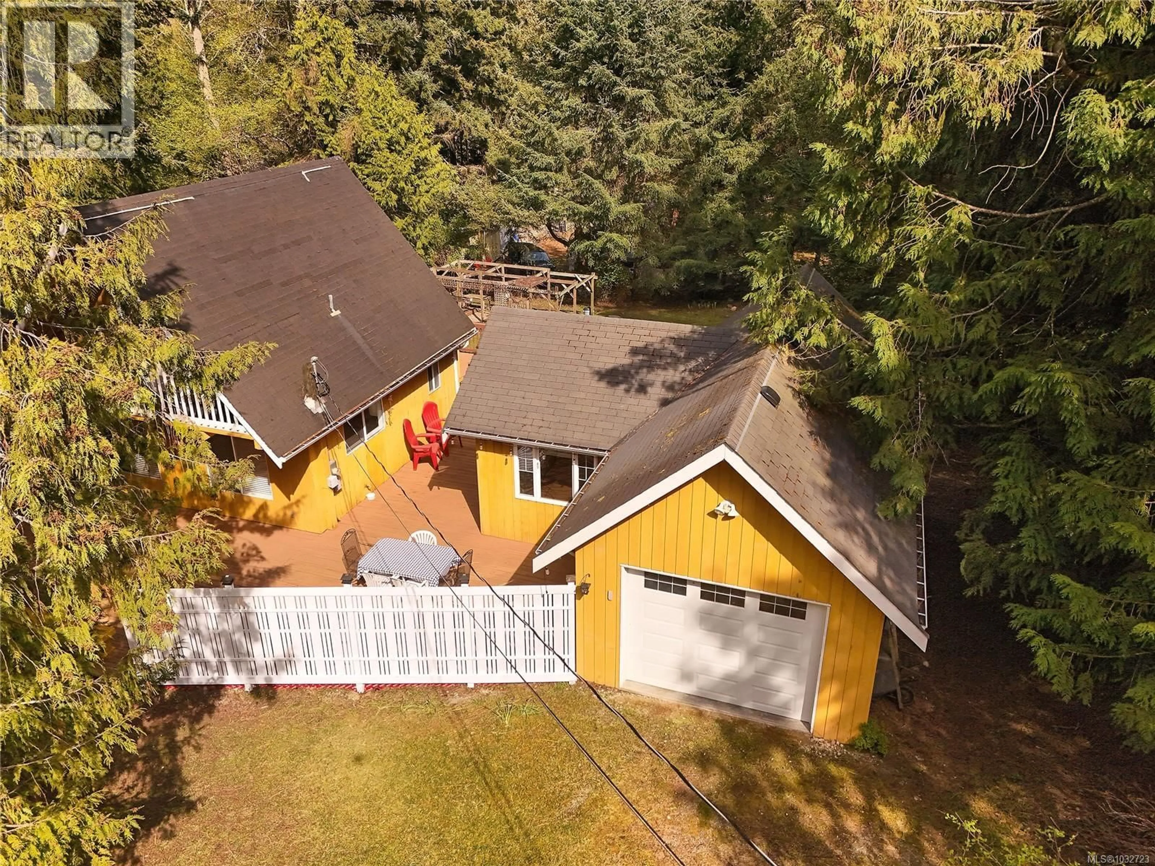 A pic from outside/outdoor area/front of a property/back of a property/a pic from drone, forest/trees view for 552 CLUB CRESCENT, Mayne Island British Columbia V0N2J1