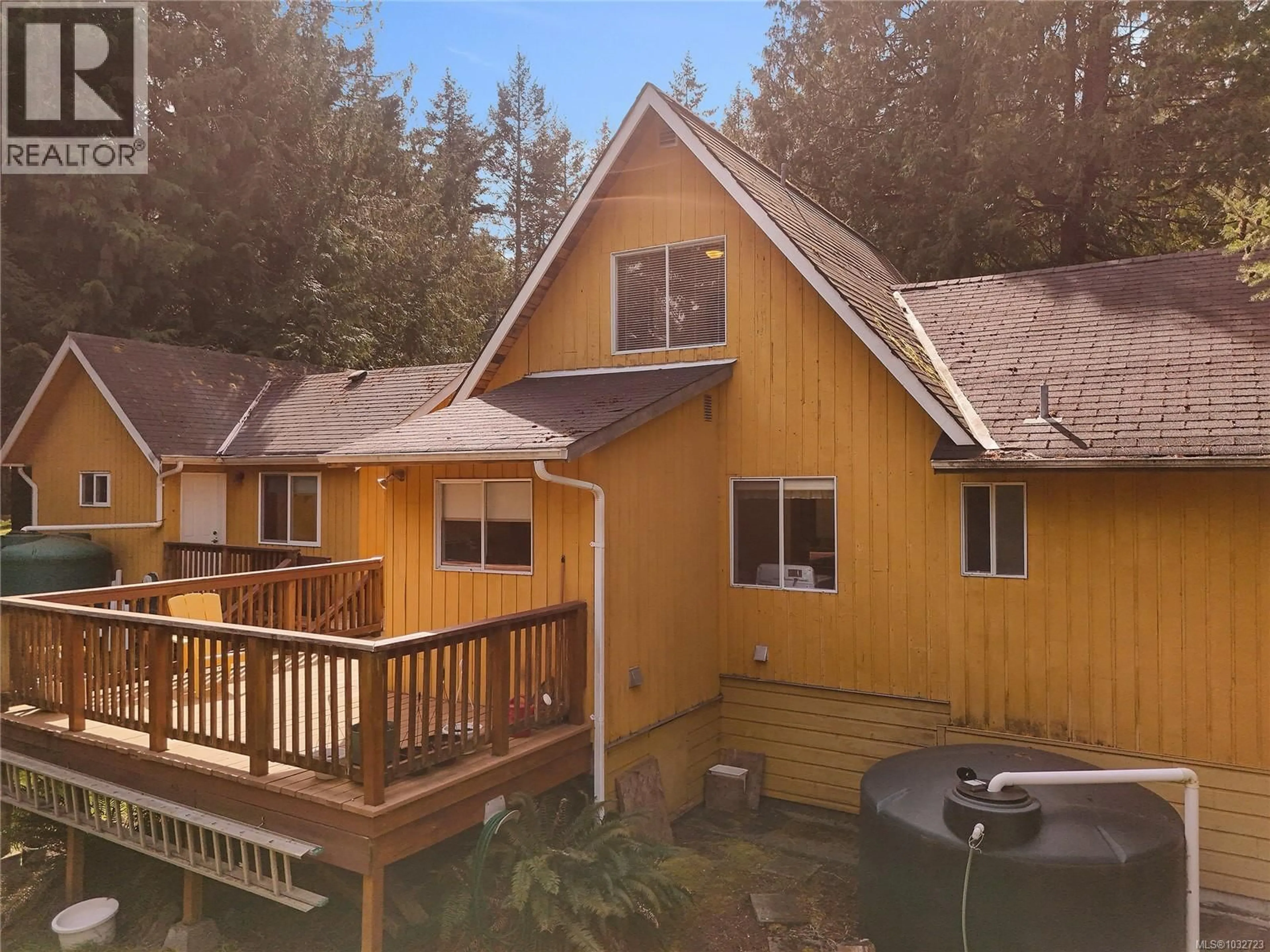 A pic from outside/outdoor area/front of a property/back of a property/a pic from drone, unknown for 552 CLUB CRESCENT, Mayne Island British Columbia V0N2J1
