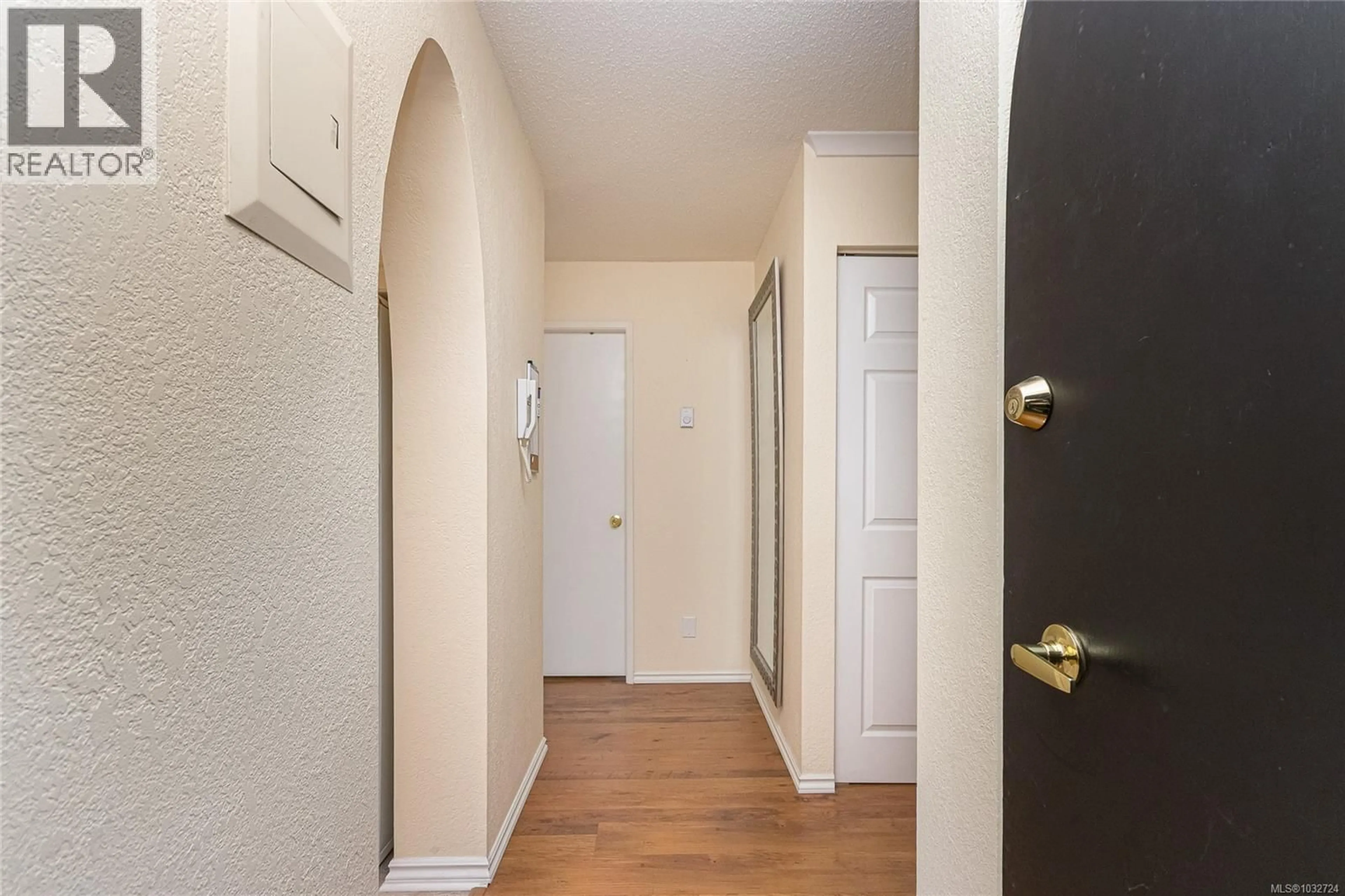 Indoor entryway for 308 - 1235 JOHNSON STREET, Victoria British Columbia V8V3N9