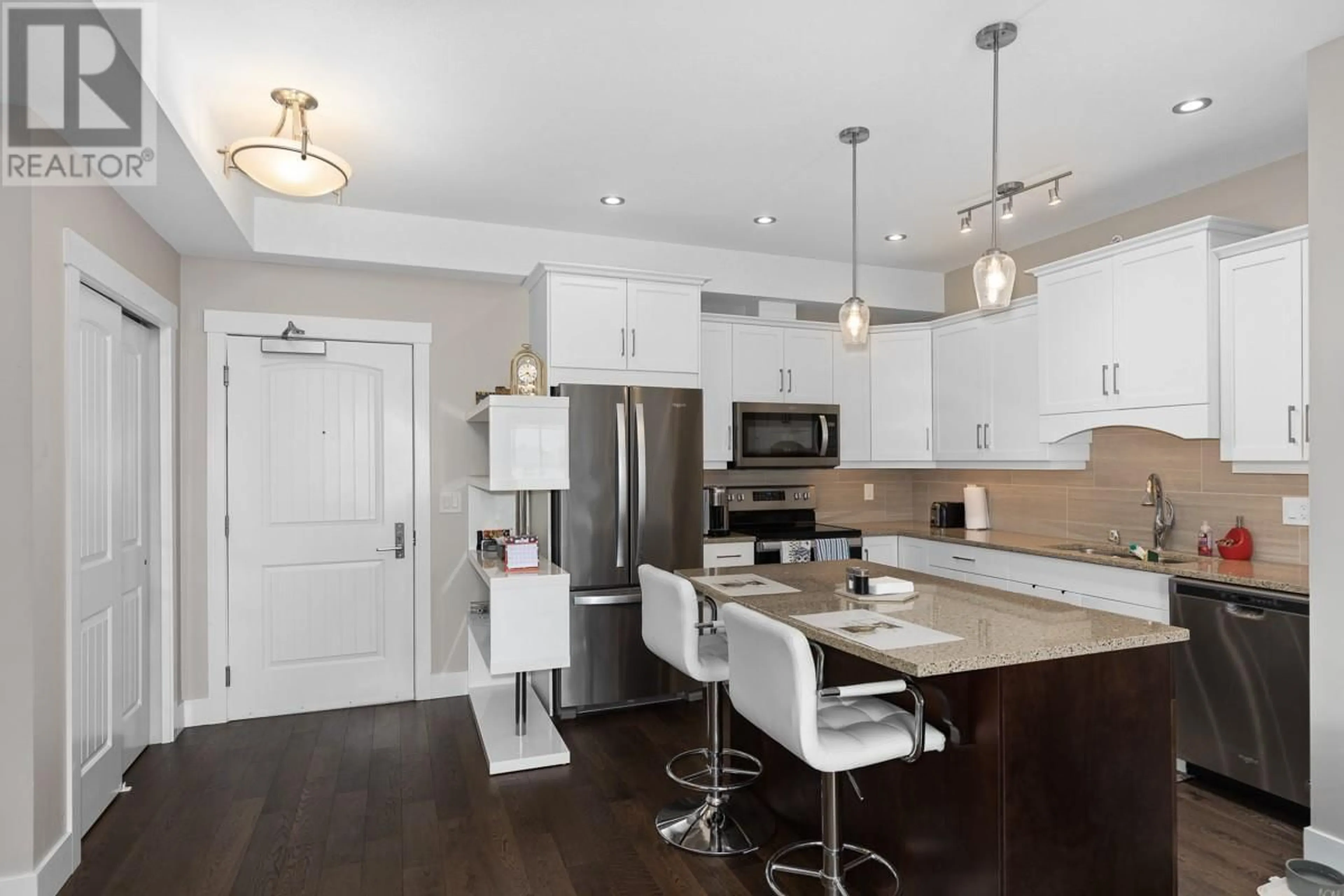 Open concept kitchen for 1165 Sutherland Avenue Unit# 410, Kelowna British Columbia V1Y5Y2