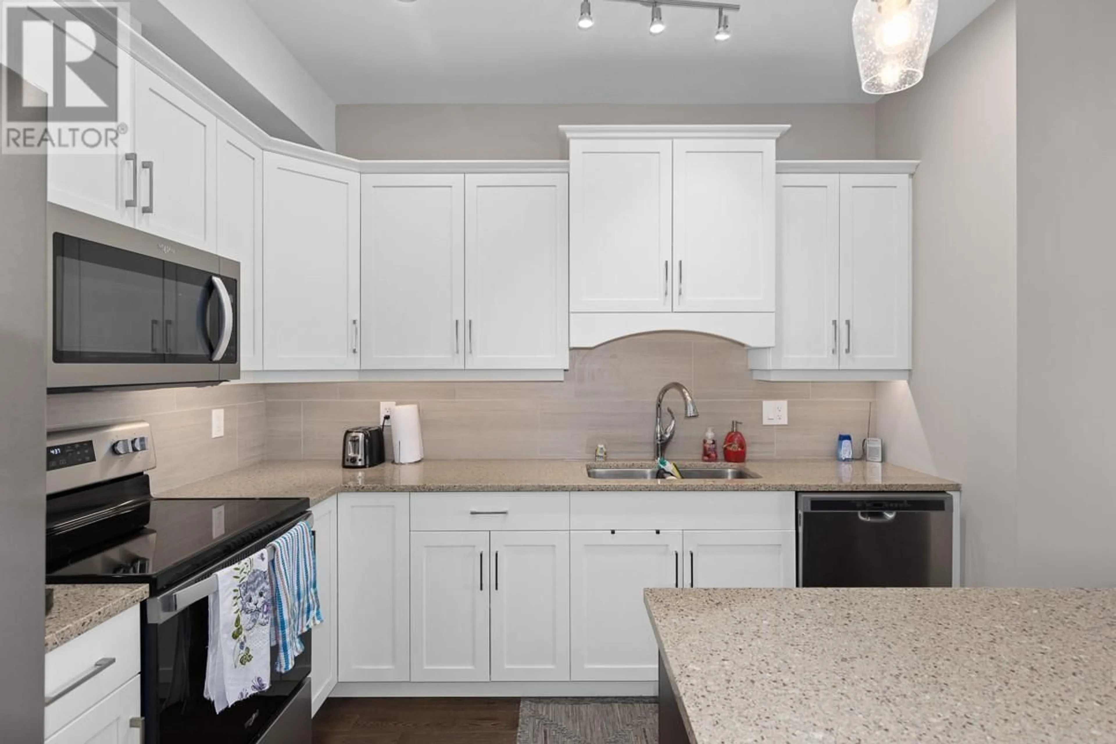 Open concept kitchen for 1165 Sutherland Avenue Unit# 410, Kelowna British Columbia V1Y5Y2