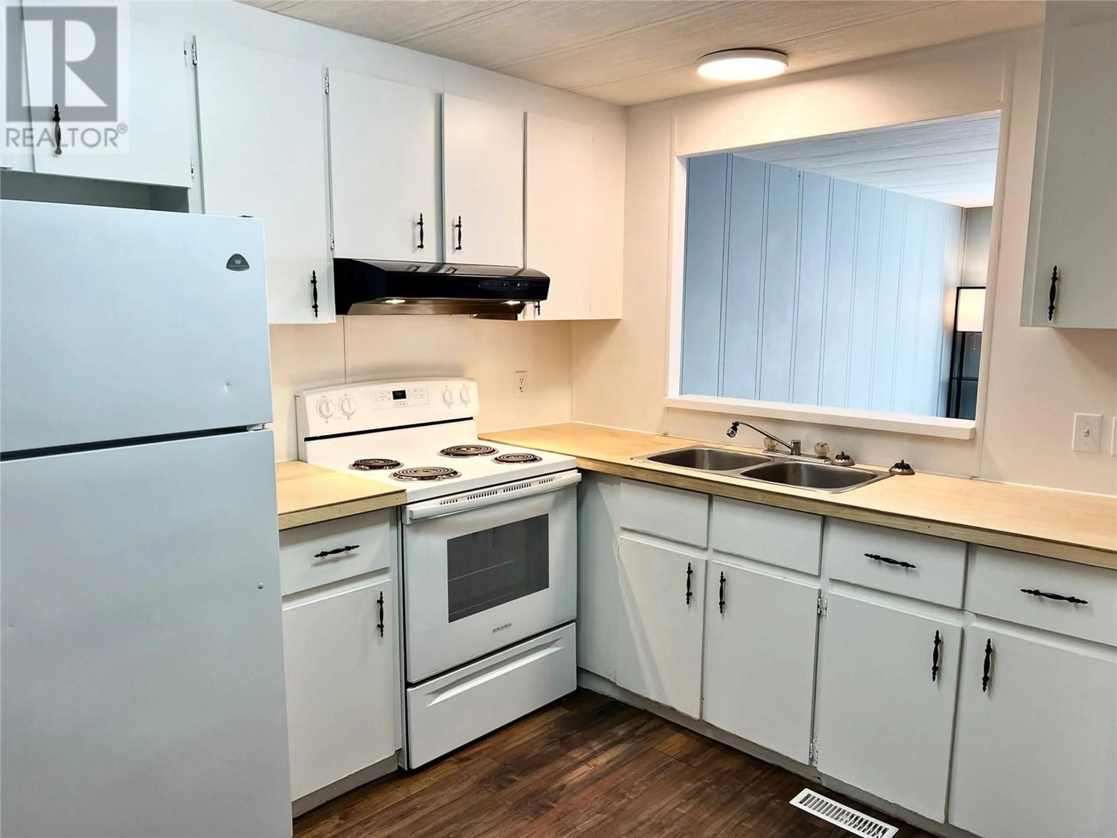 Standard kitchen for 1101 COLUMBIA Avenue Unit# 17, Castlegar British Columbia V1N1H6