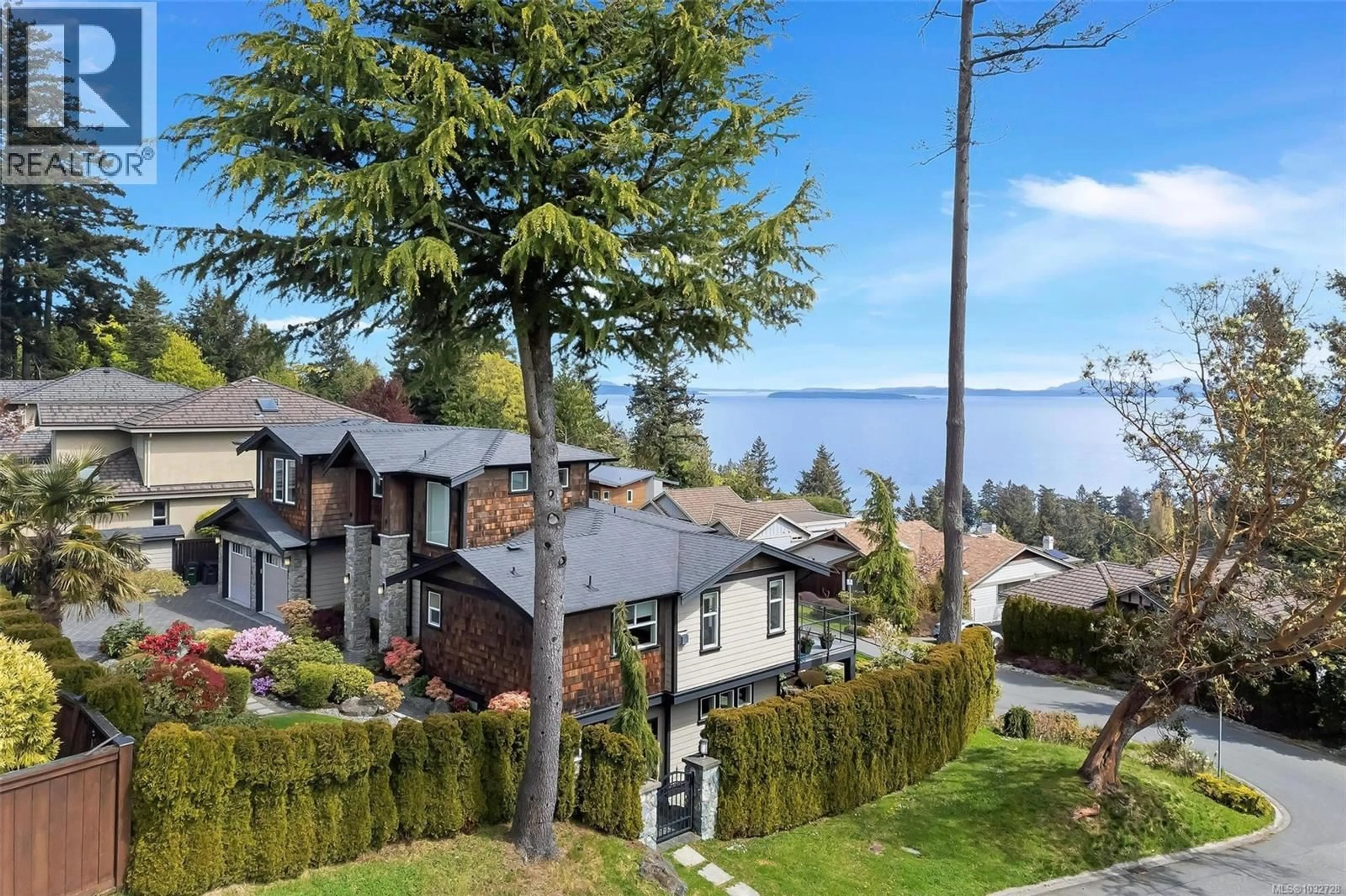 A pic from outside/outdoor area/front of a property/back of a property/a pic from drone, water/lake/river/ocean view for 943 SEA RIDGE LANE, Saanich British Columbia V8Y3K6