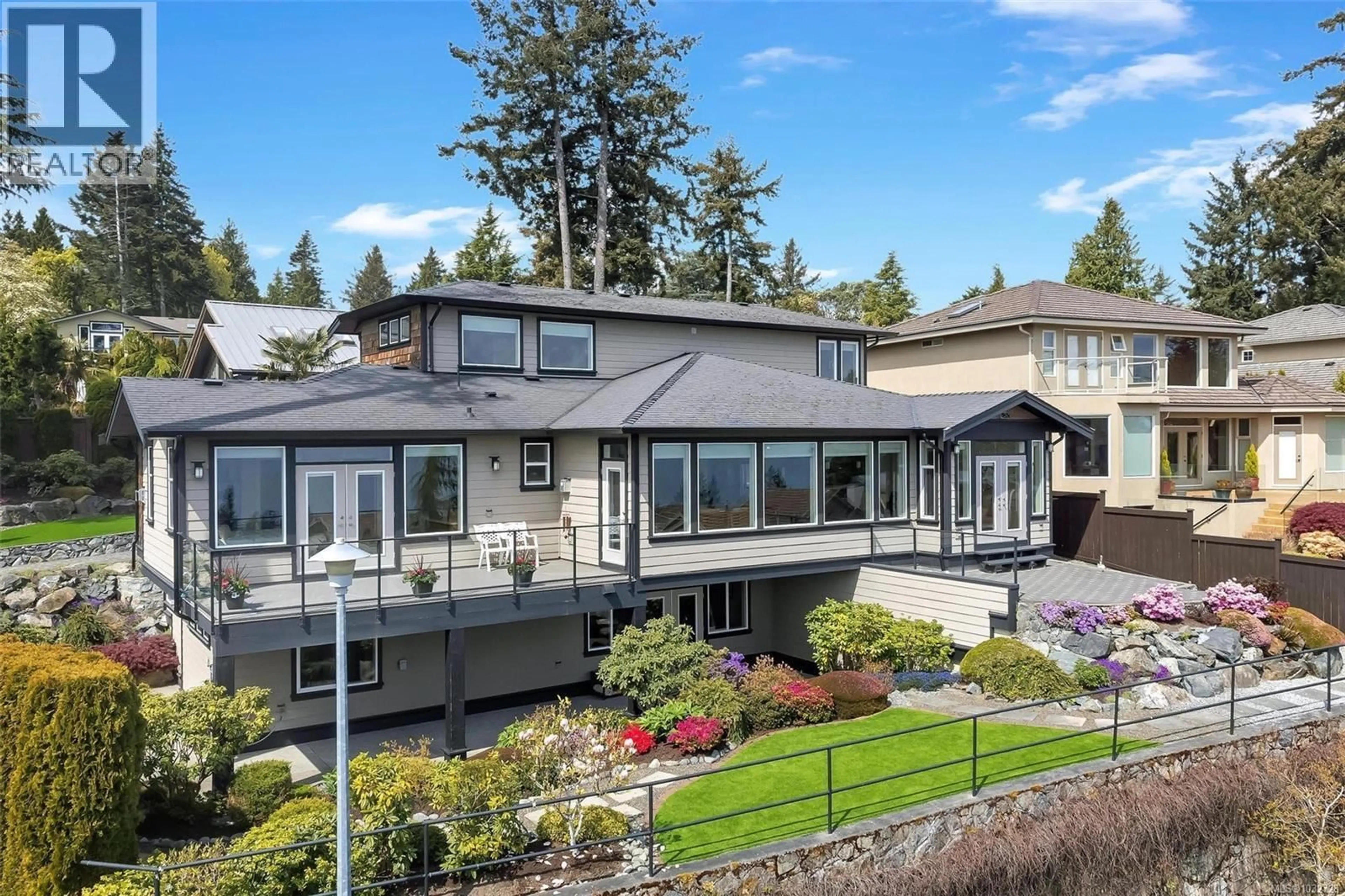 Home with vinyl exterior material, mountain view for 943 SEA RIDGE LANE, Saanich British Columbia V8Y3K6