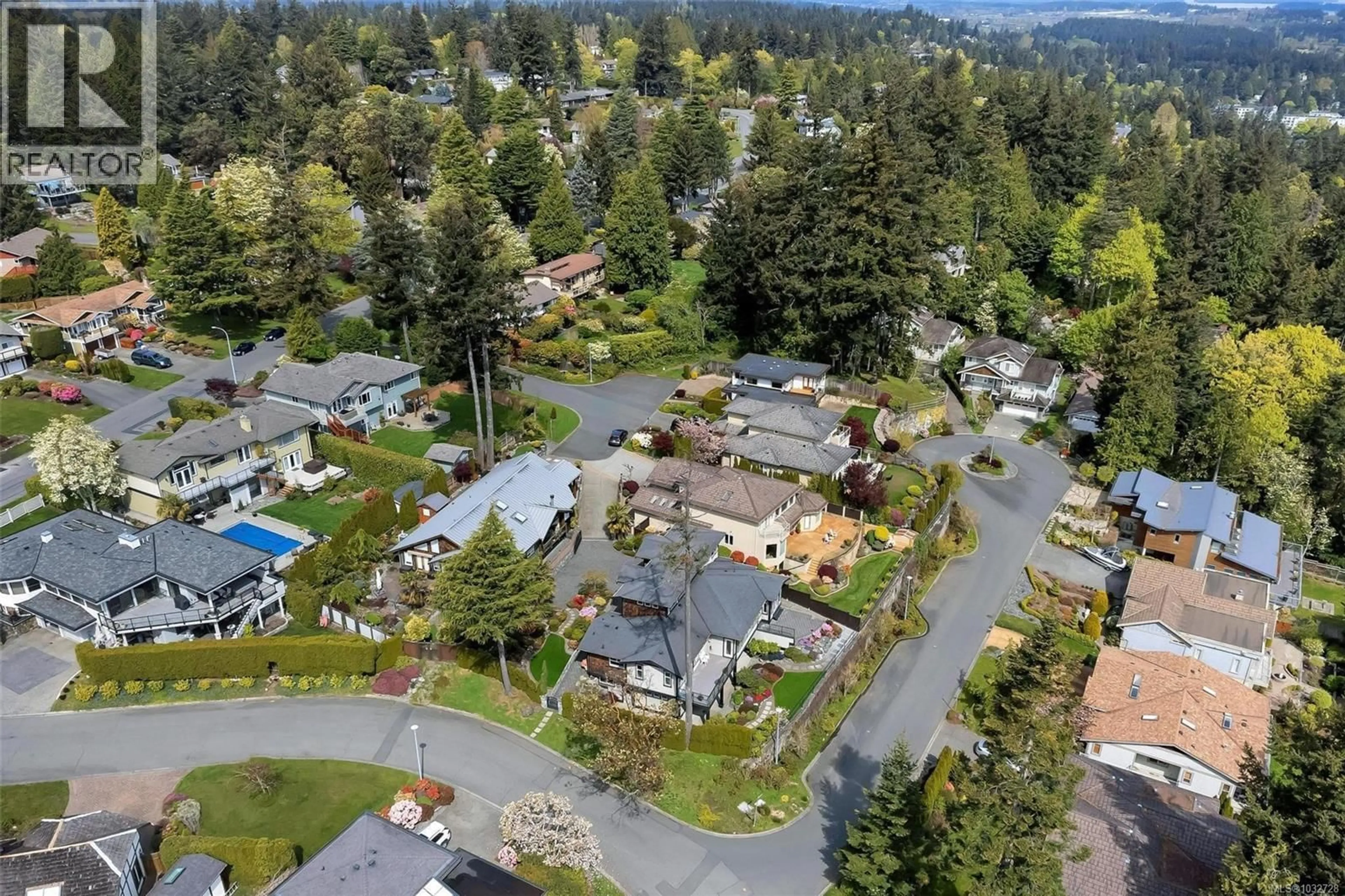 A pic from outside/outdoor area/front of a property/back of a property/a pic from drone, unknown for 943 SEA RIDGE LANE, Saanich British Columbia V8Y3K6