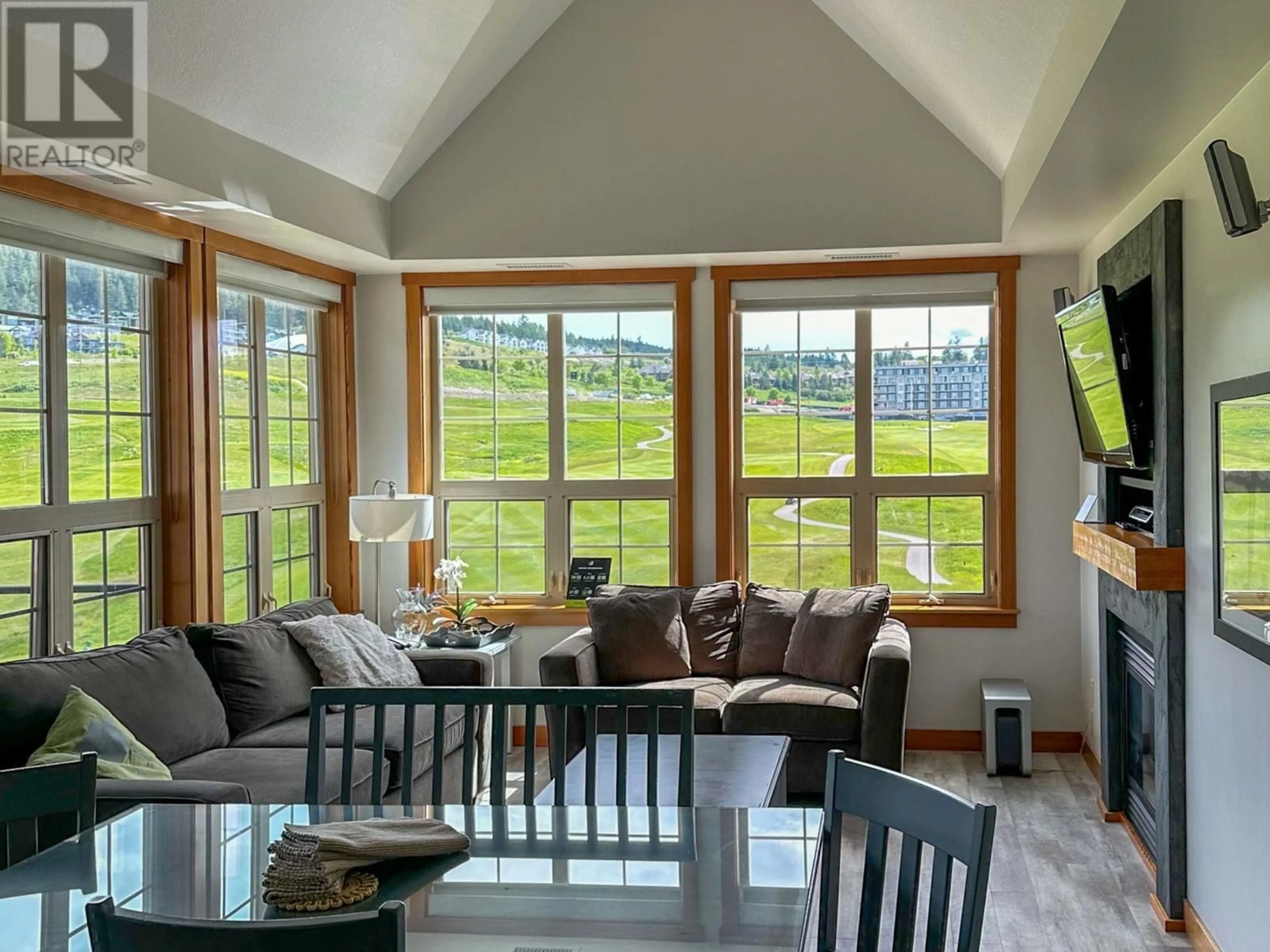 Living room, wood floors for 105 Village Centre Court Unit# 426, Vernon British Columbia V1H1Y8