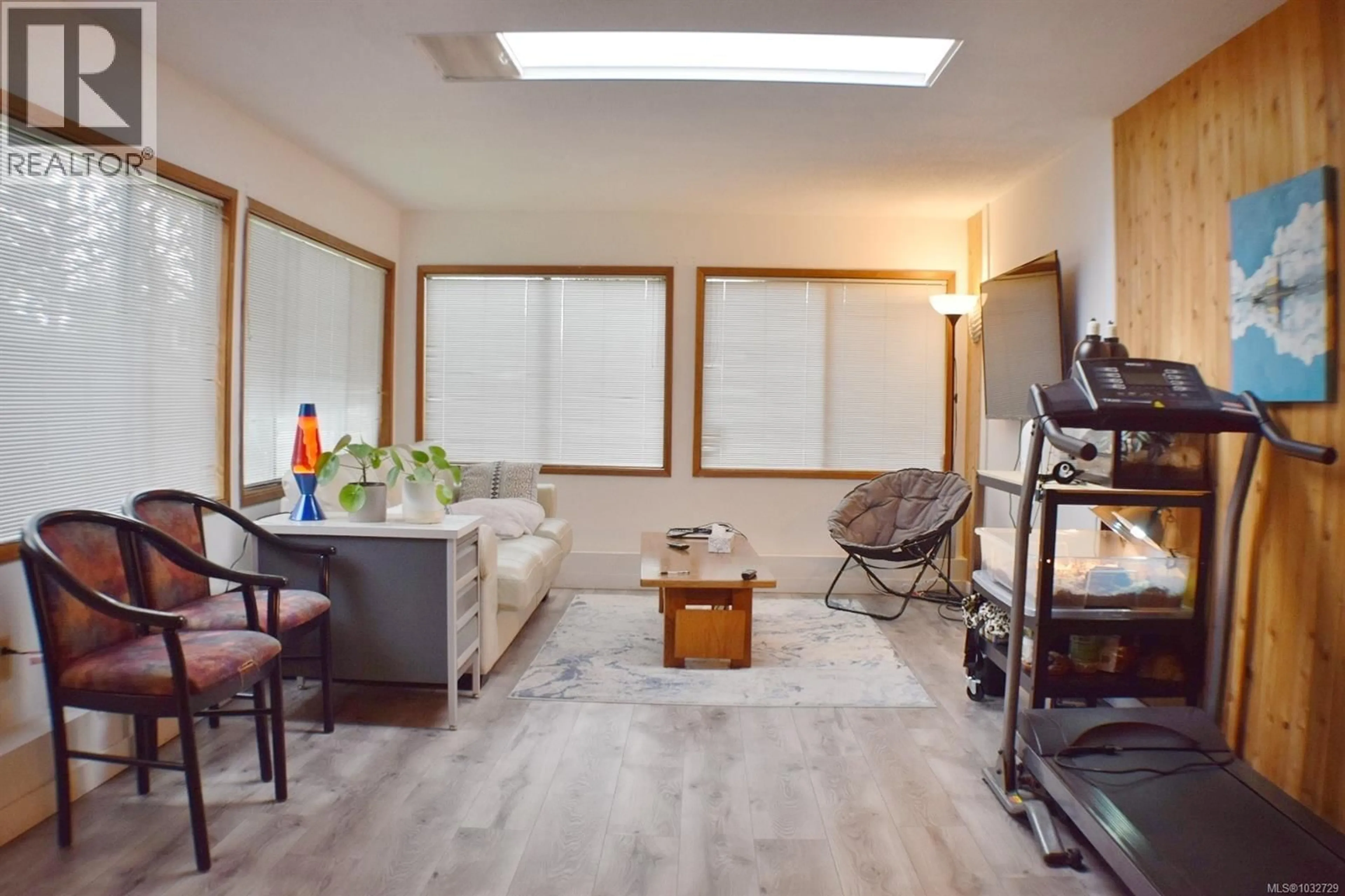 Living room with furniture, wood/laminate floor for 4037 CUMBERLAND ROAD, Saanich British Columbia V8X2E7
