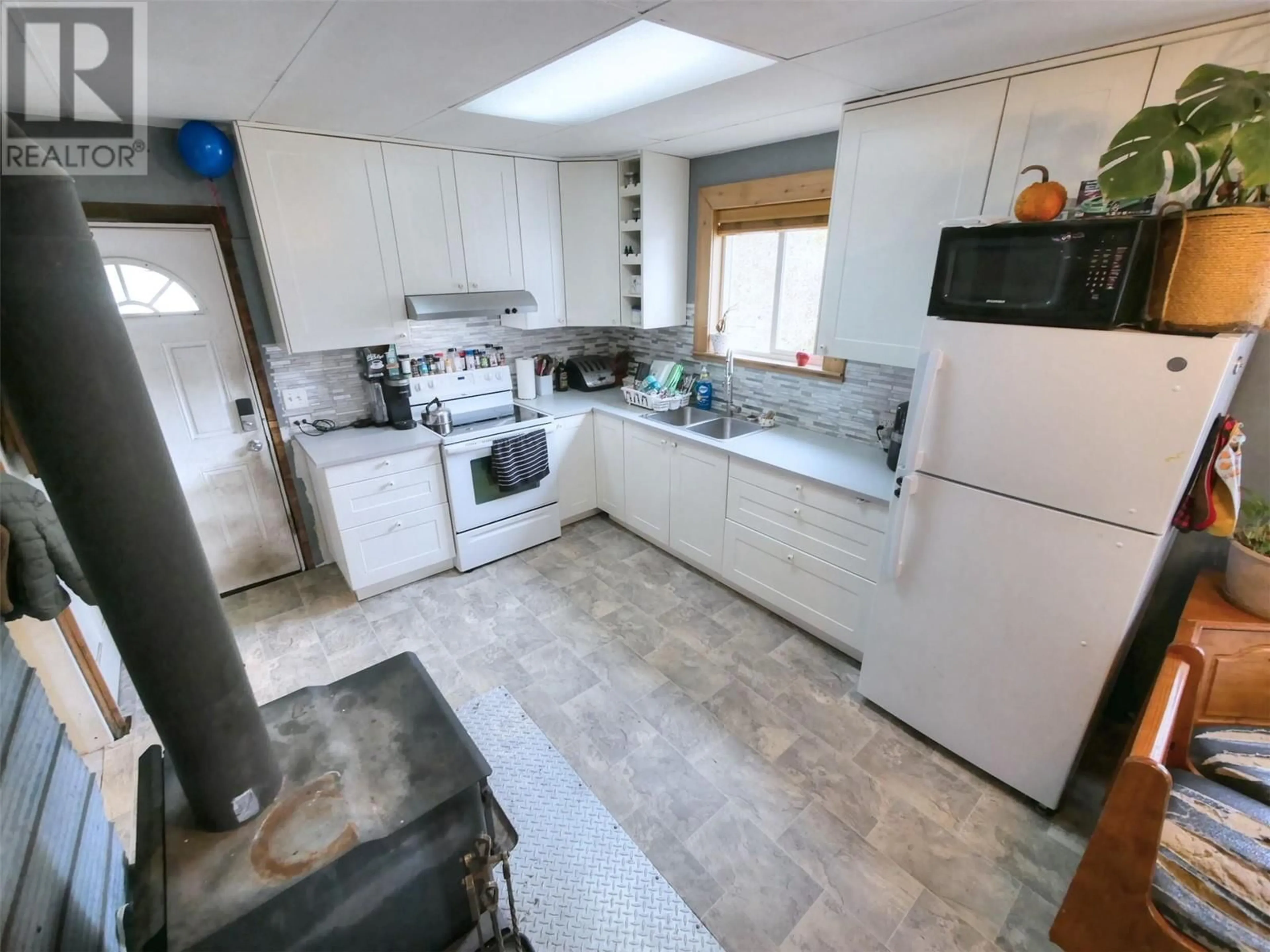 Standard kitchen, ceramic/tile floor for 1322 GLENDALE AVENUE, Salmo British Columbia V0G1Z0