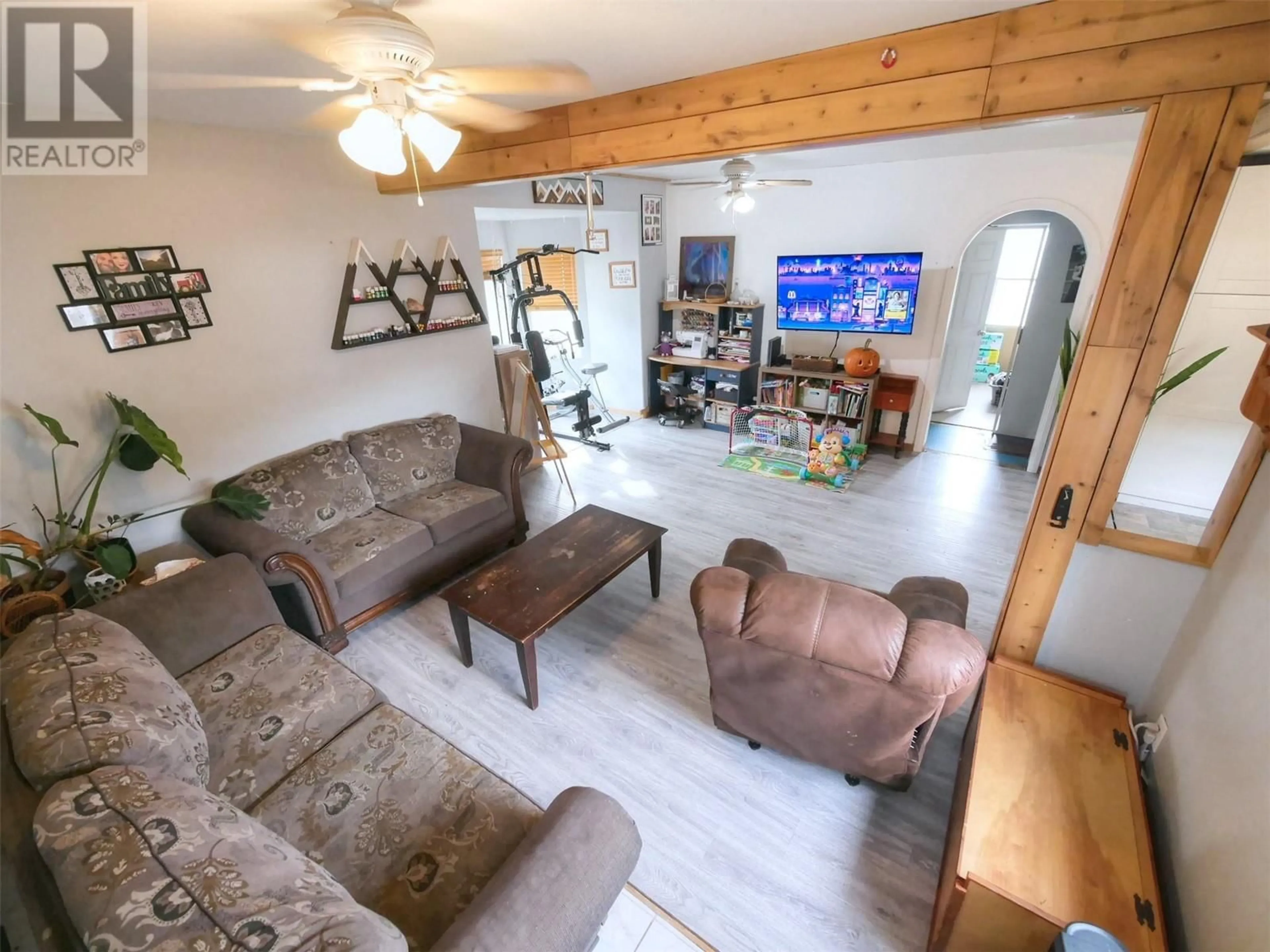 Living room, wood floors for 1322 Glendale Avenue, Salmo British Columbia V0G1Z0