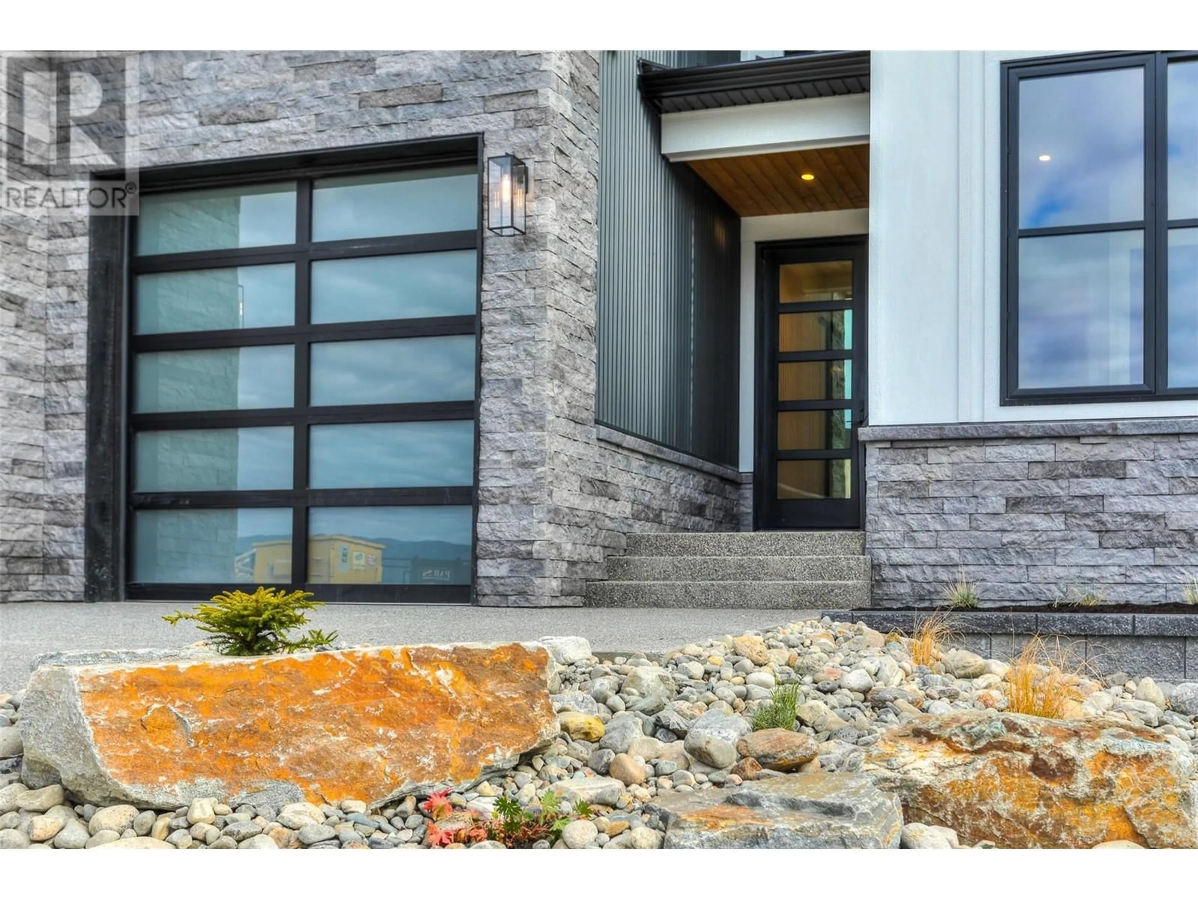 Indoor entryway, ceramic floors for 5533 Foothill Court, Kelowna British Columbia V1W0C4