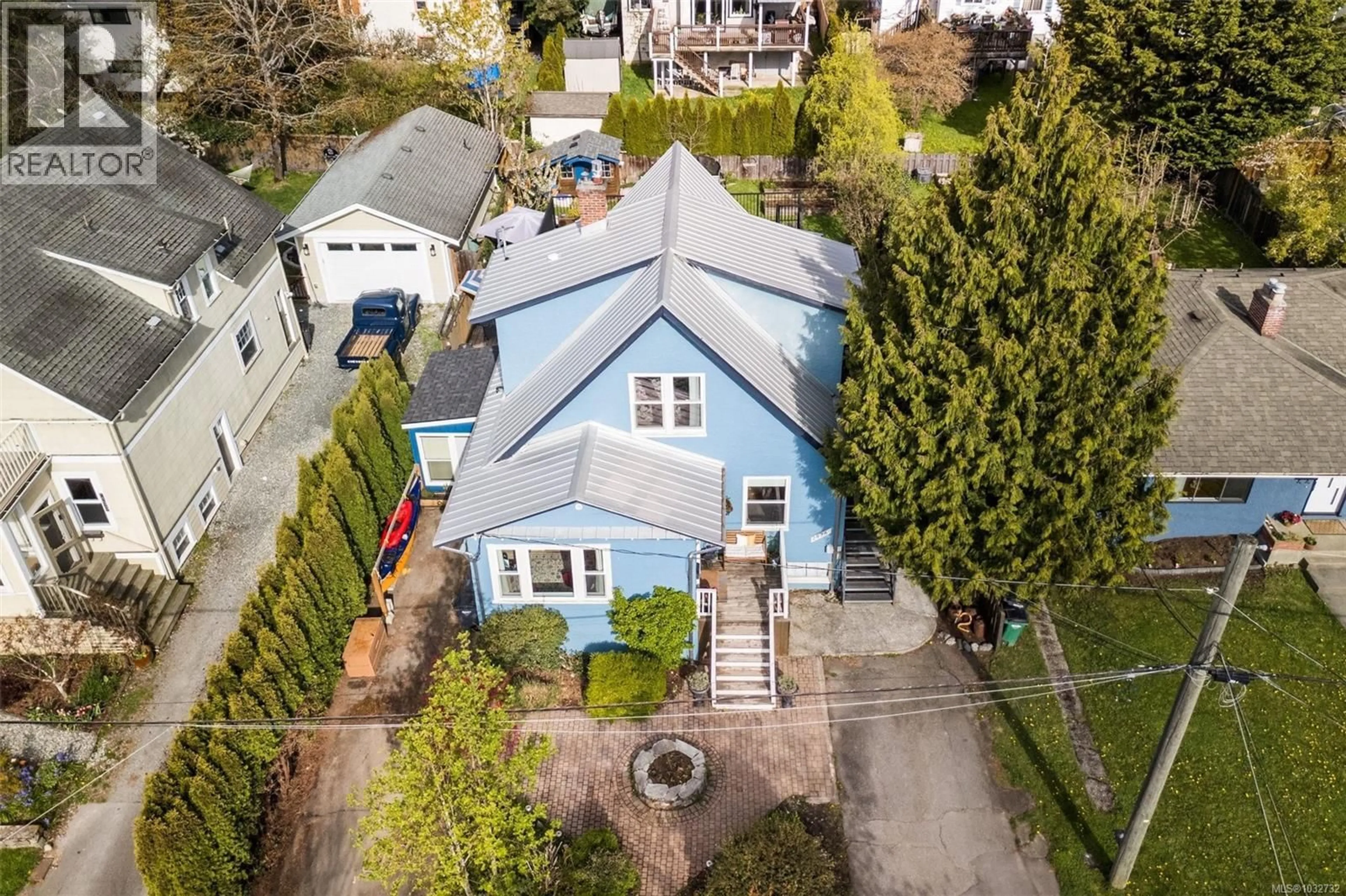 A pic from outside/outdoor area/front of a property/back of a property/a pic from drone, street for 2872 INEZ DRIVE, Saanich British Columbia V9A2J1