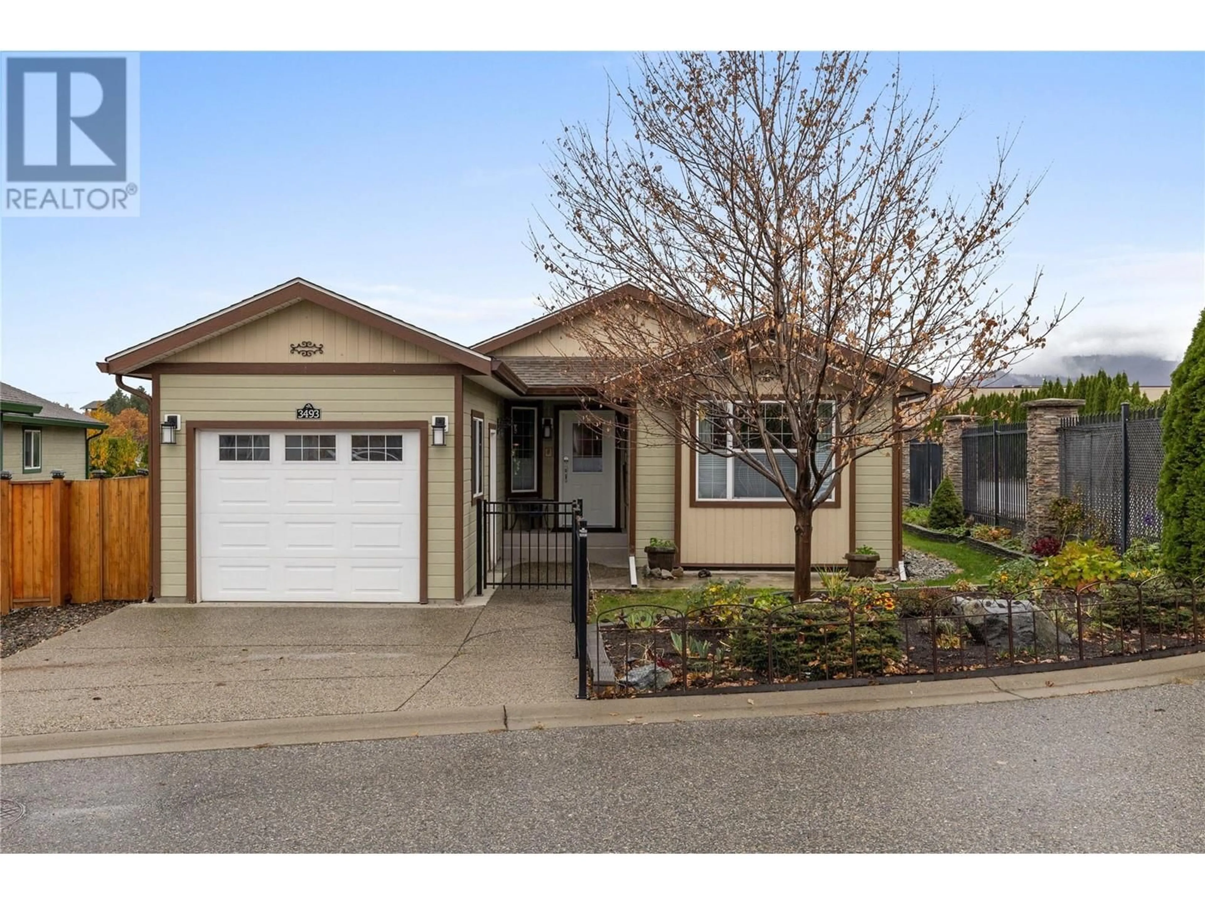 Frontside or backside of a home for 3493 Oak Crescent, West Kelowna British Columbia V4T3A5