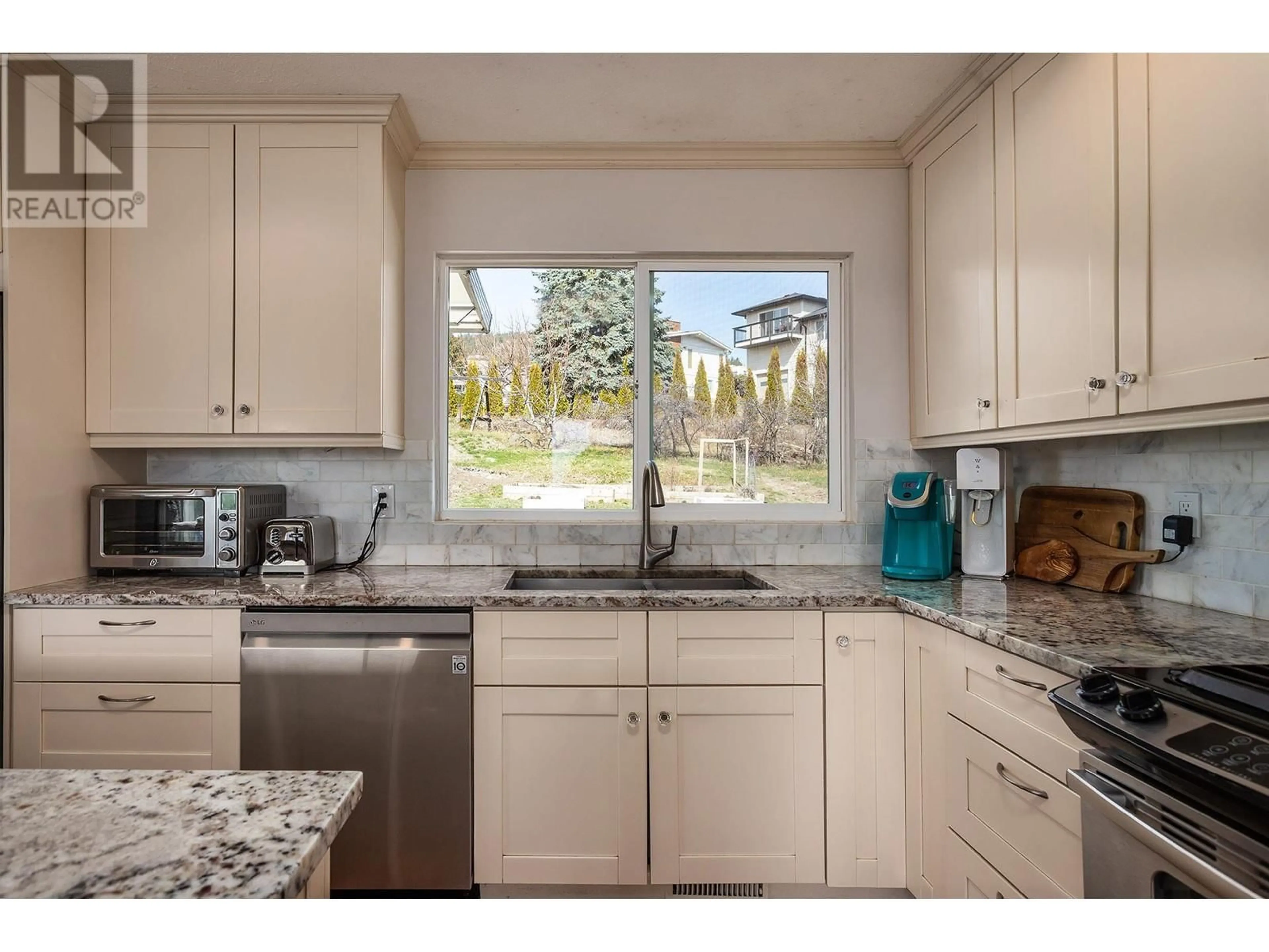 Standard kitchen, wood floors, cottage for 1190 SUNNYBRAE Road, West Kelowna British Columbia V1Z2P1