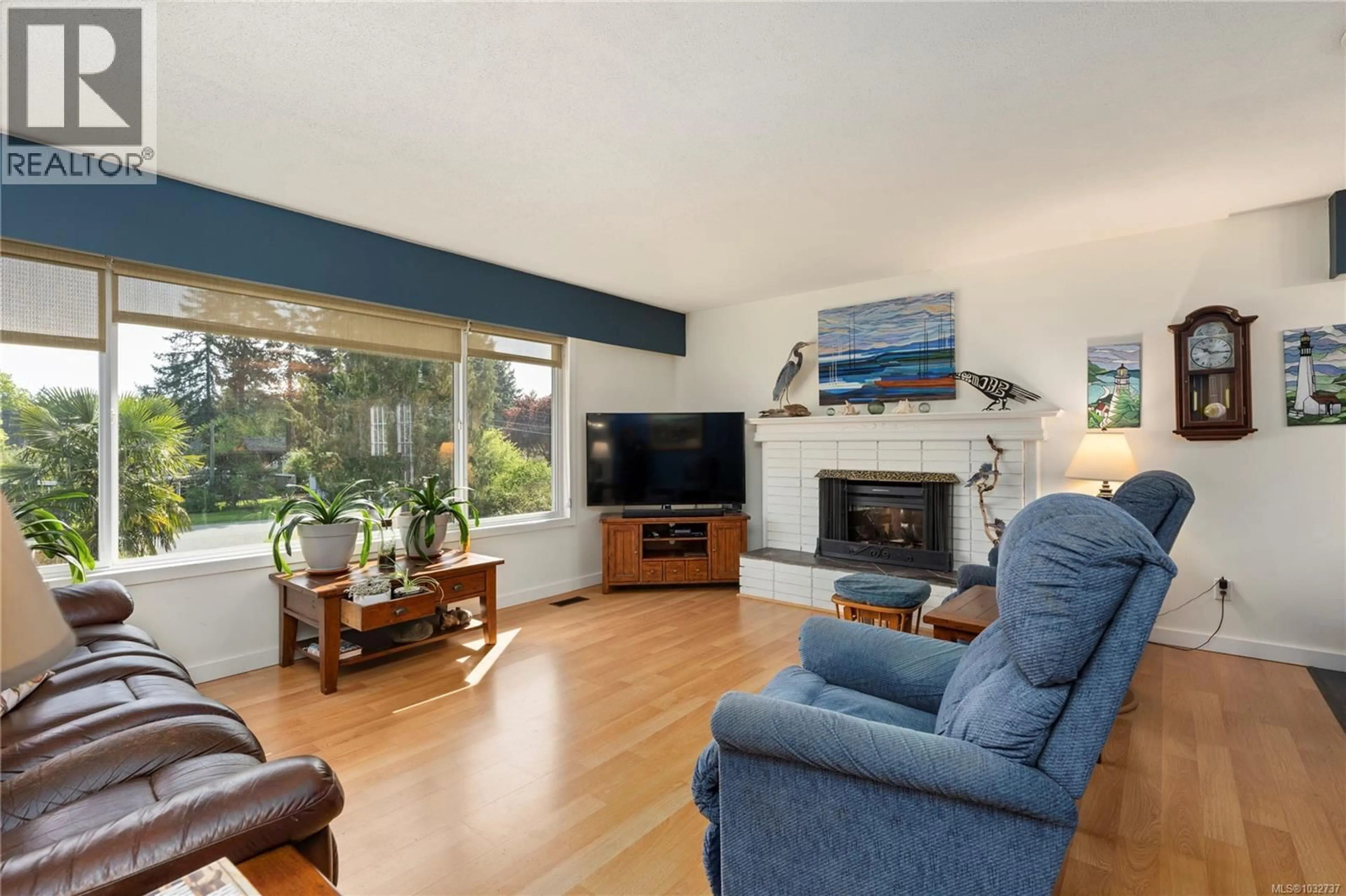 Living room with furniture, wood/laminate floor for 1677 ACACIA ROAD, Nanoose Bay British Columbia V9P9C6