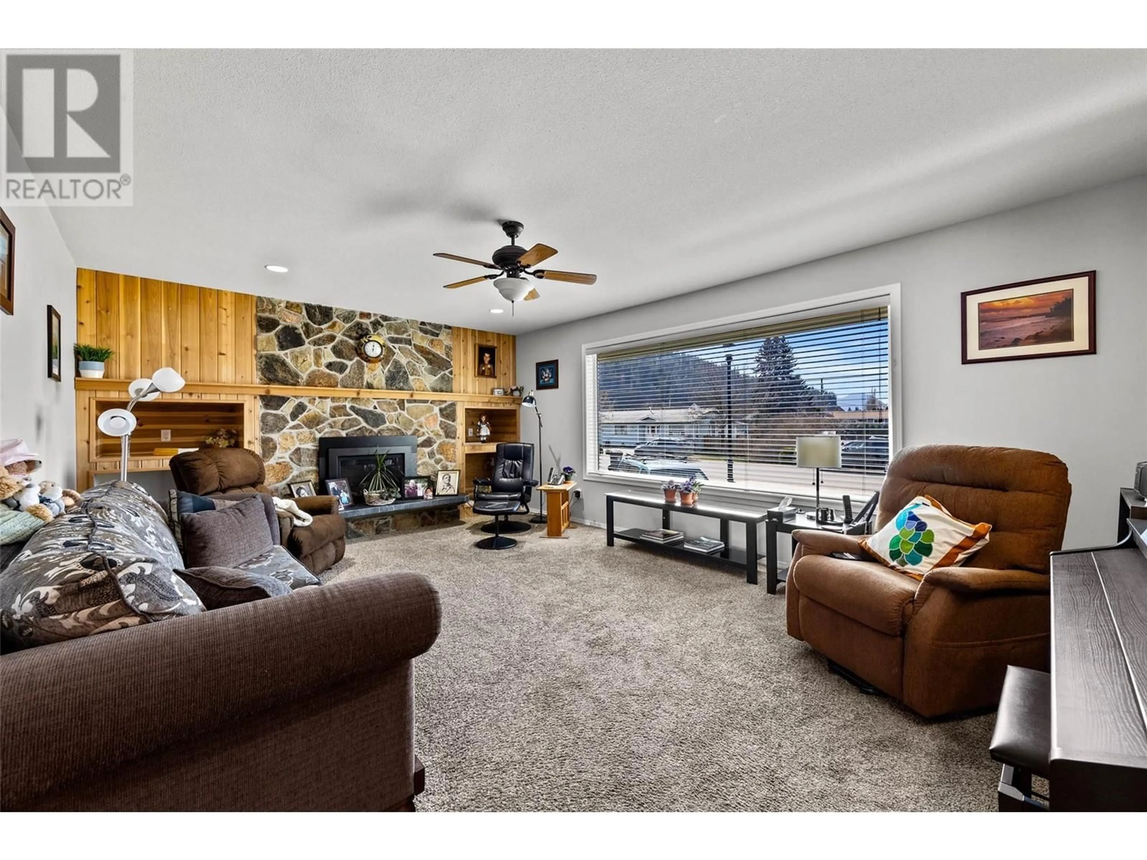 Living room, carpet floors for 319 BROOKE Drive, Chase British Columbia V0E1M0