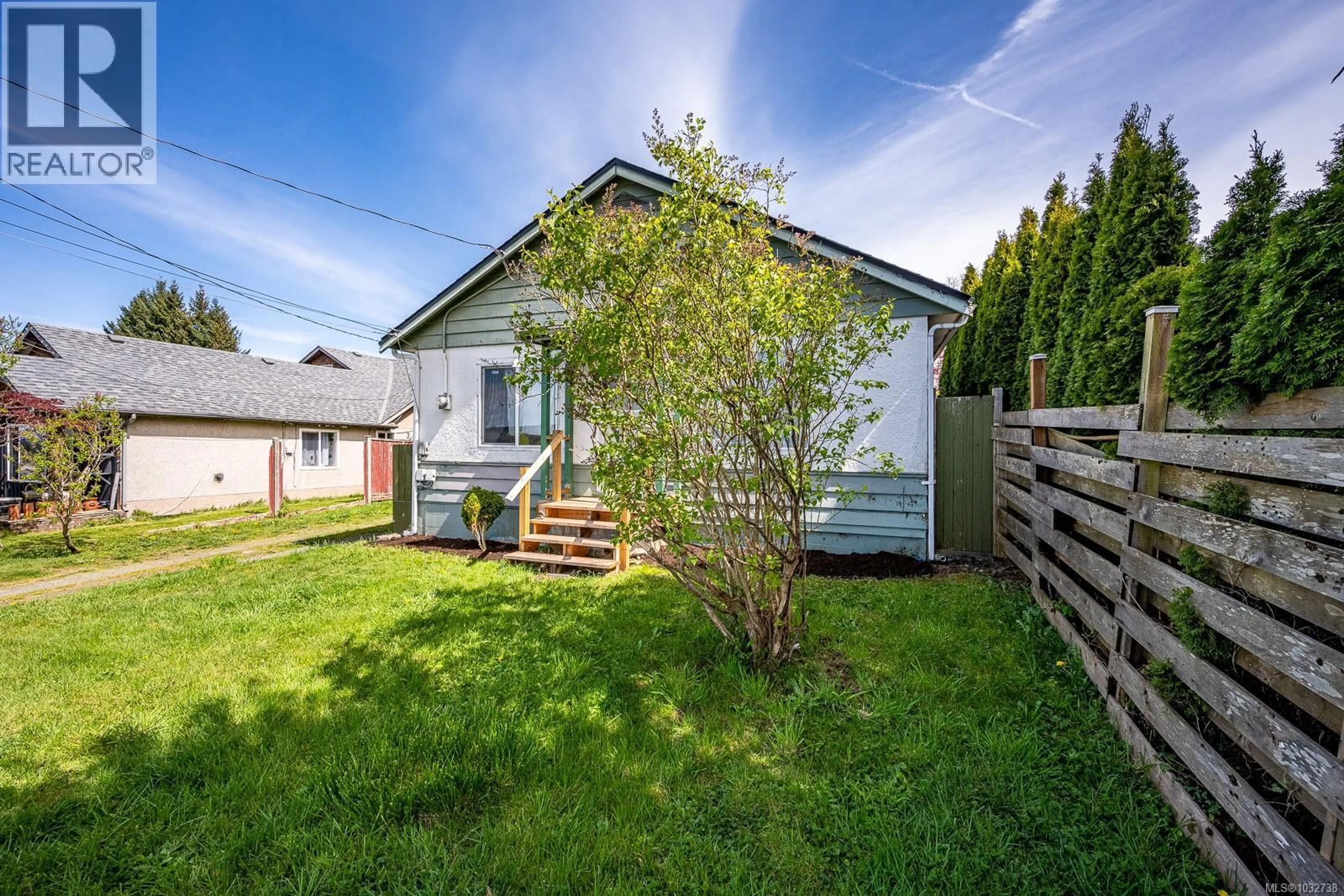 A pic from outside/outdoor area/front of a property/back of a property/a pic from drone, street for 971 FIR STREET, Campbell River British Columbia V9W3B4