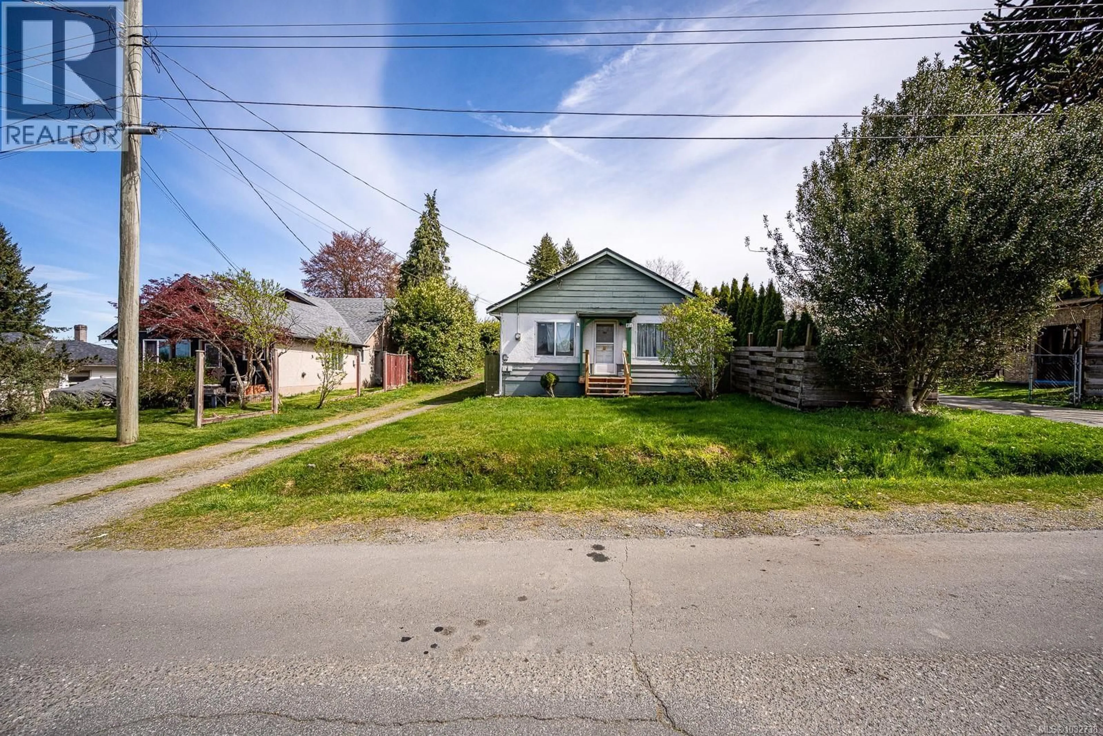 A pic from outside/outdoor area/front of a property/back of a property/a pic from drone, street for 971 FIR STREET, Campbell River British Columbia V9W3B4