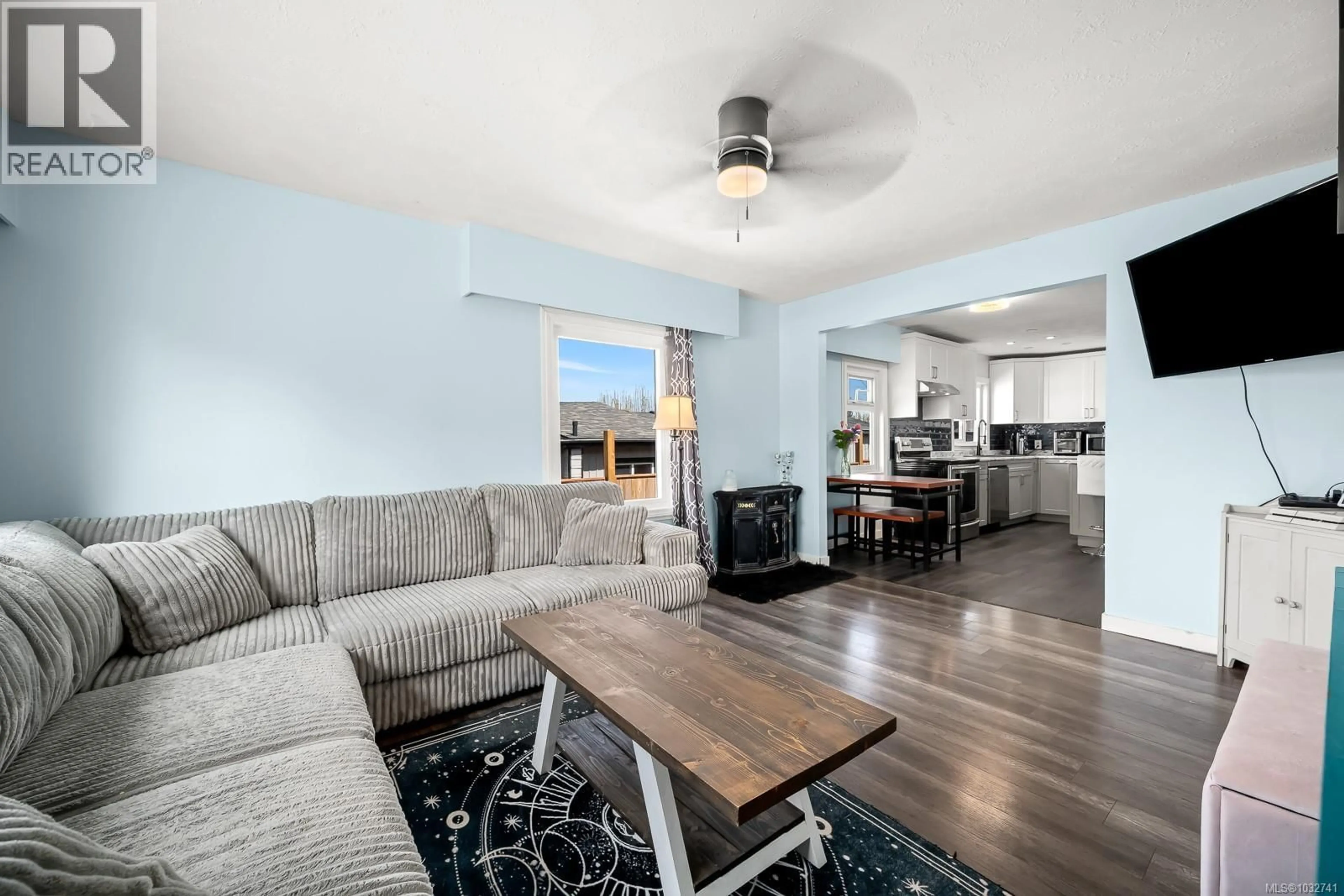 Living room with furniture, unknown for 961 GREENWOOD STREET, Campbell River British Columbia V9W3C2