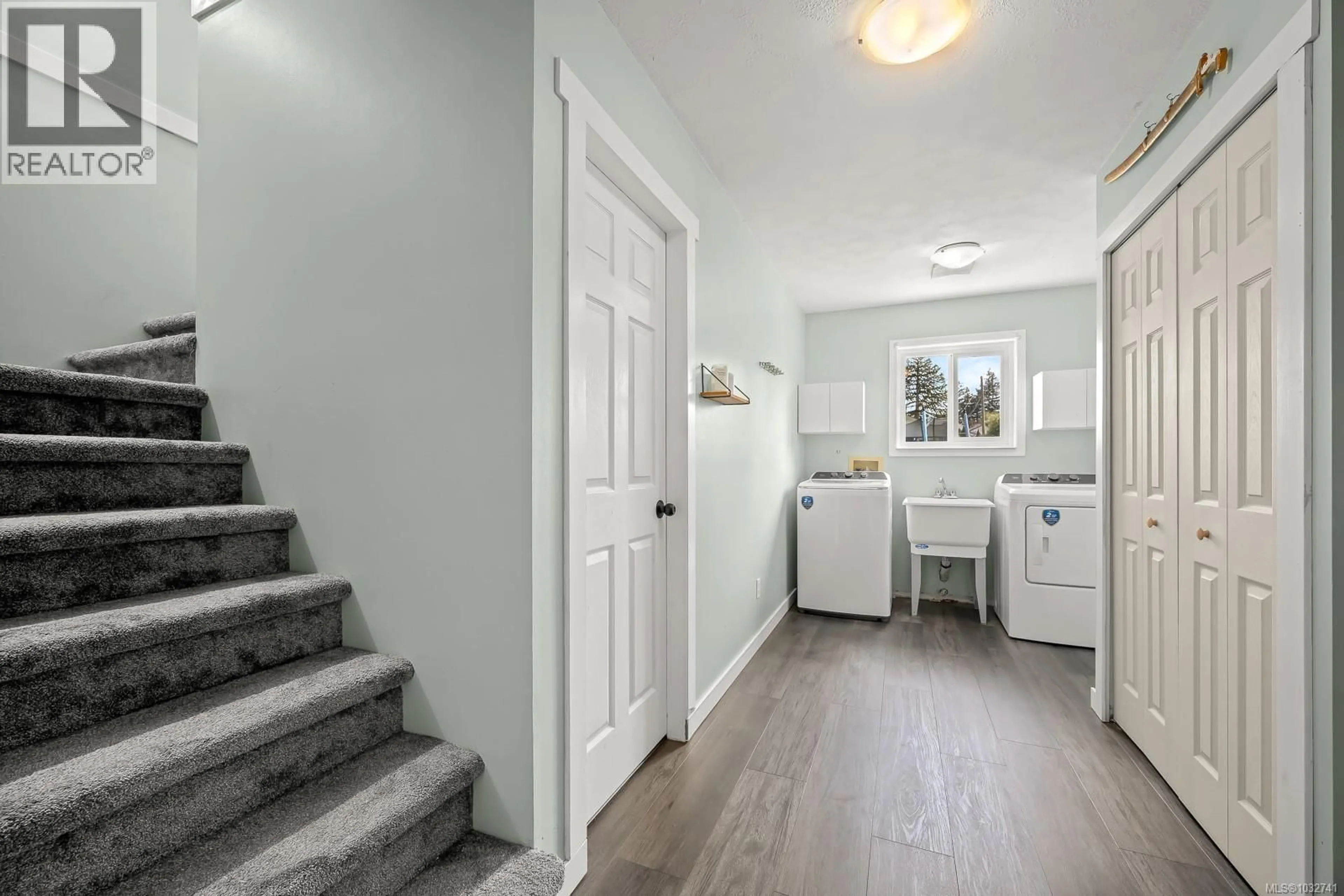 Indoor entryway for 961 GREENWOOD STREET, Campbell River British Columbia V9W3C2