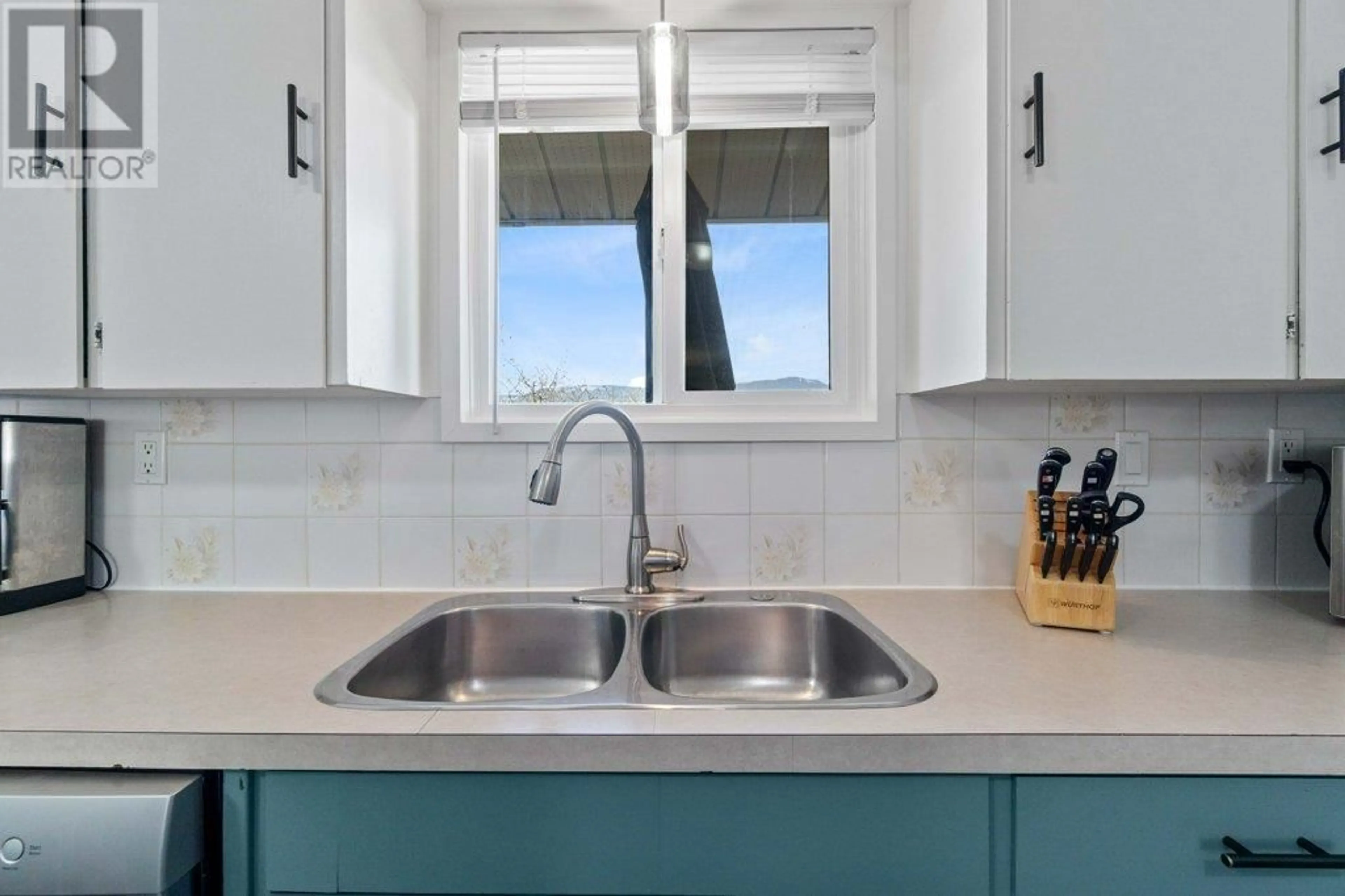 Standard kitchen, ceramic floors for 811 21 Street NE, Salmon Arm British Columbia V1E2K9