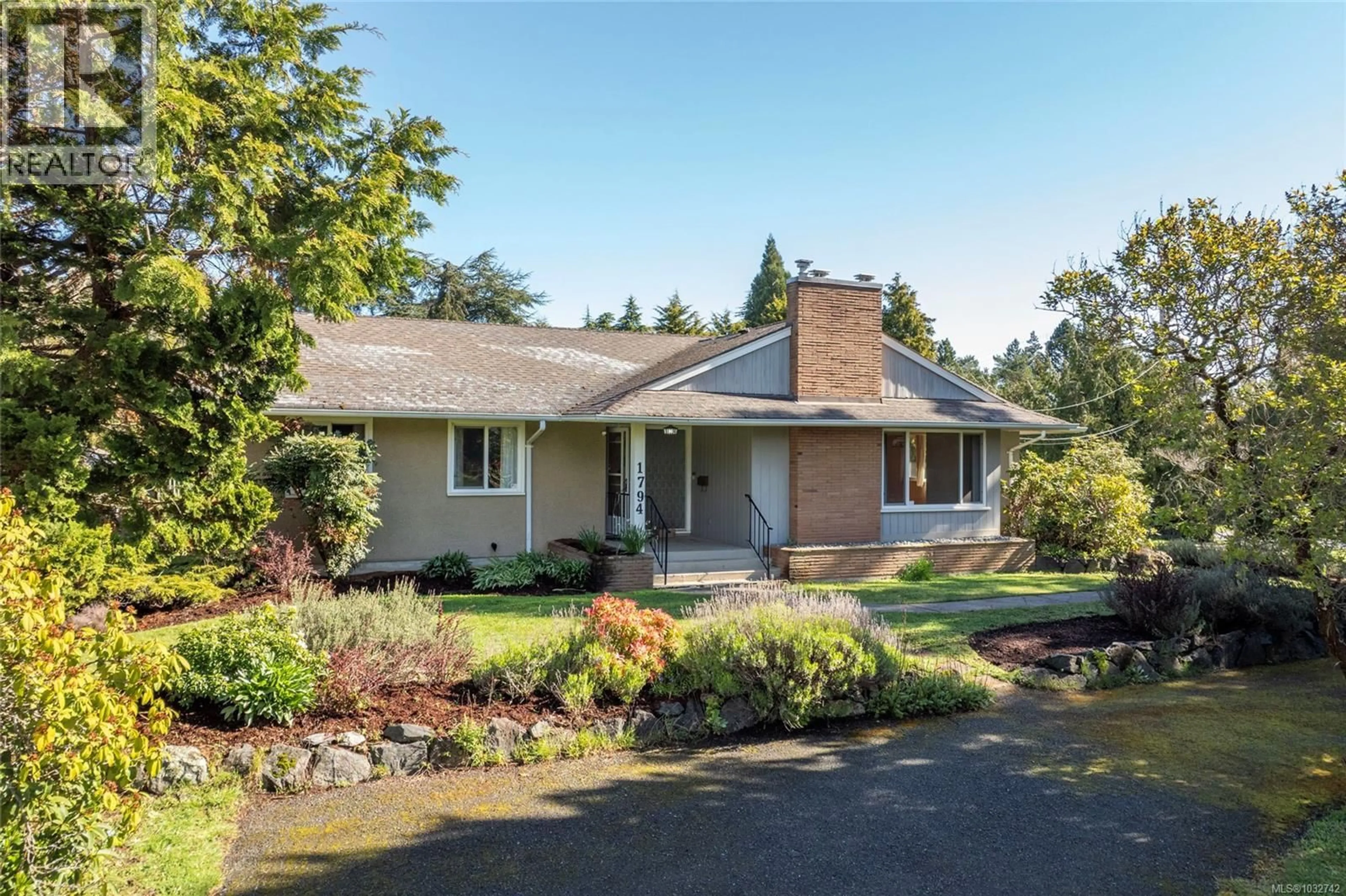 Home with vinyl exterior material, water/lake/river/ocean view for 1794 BARRIE ROAD, Saanich British Columbia V8N2W7