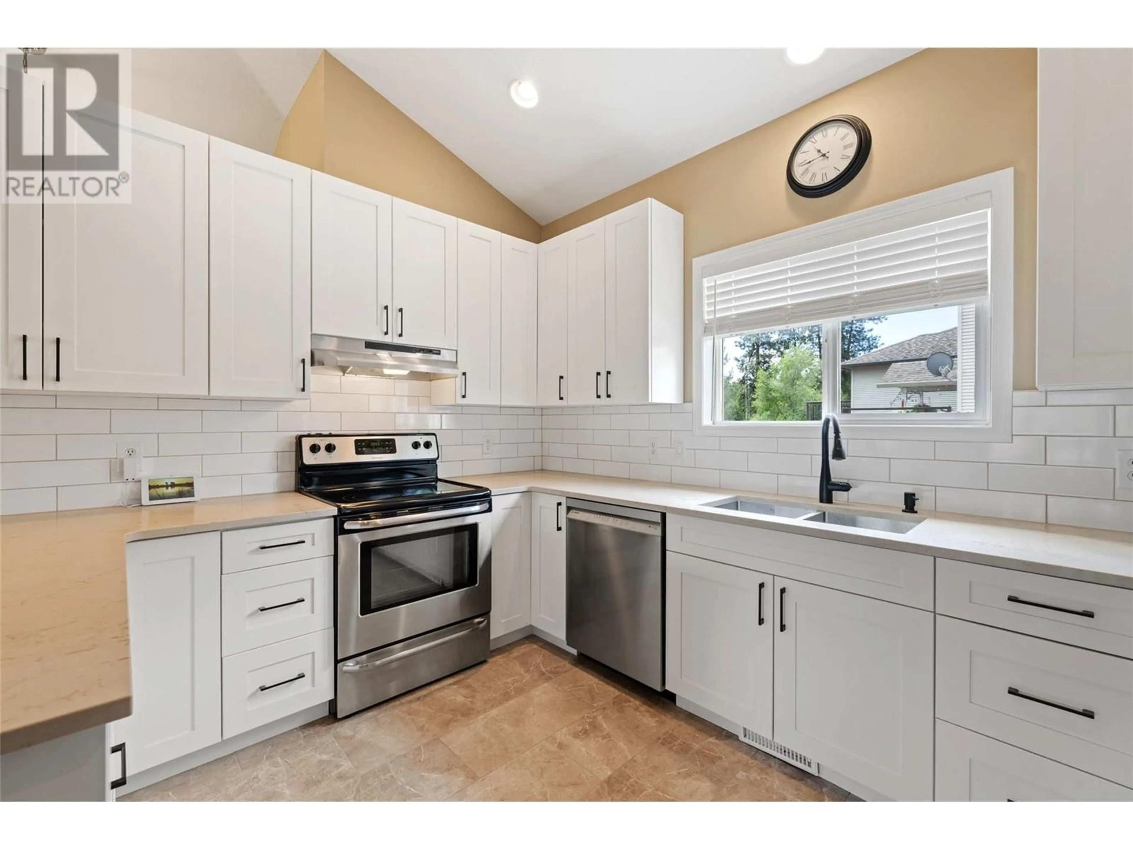 Standard kitchen, wood floors, cottage for 2210 Horizon Drive Unit# 32, West Kelowna British Columbia V1Z3L4