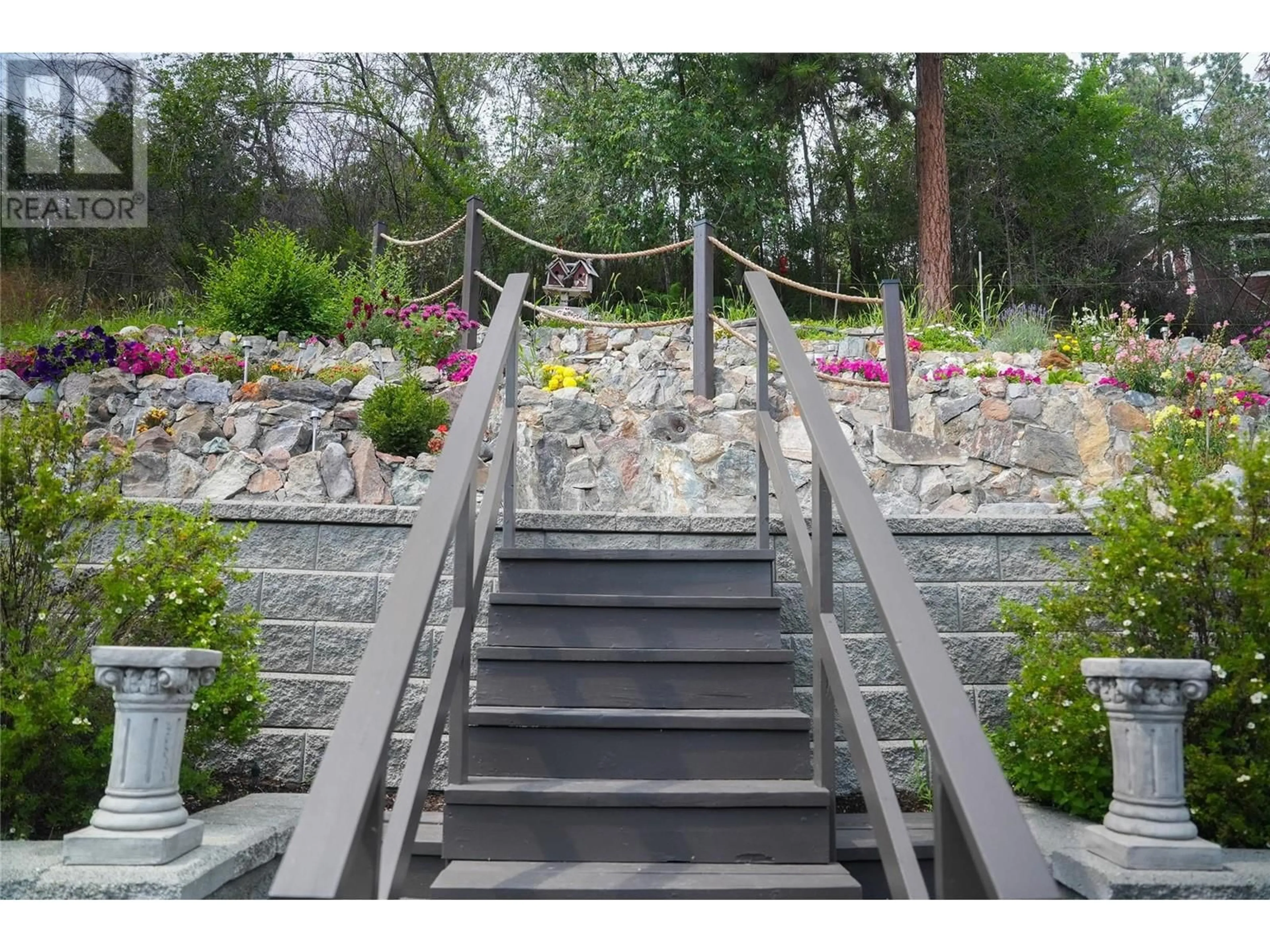 Stairs for 334 Moubray Road, Kelowna British Columbia V1V1R5