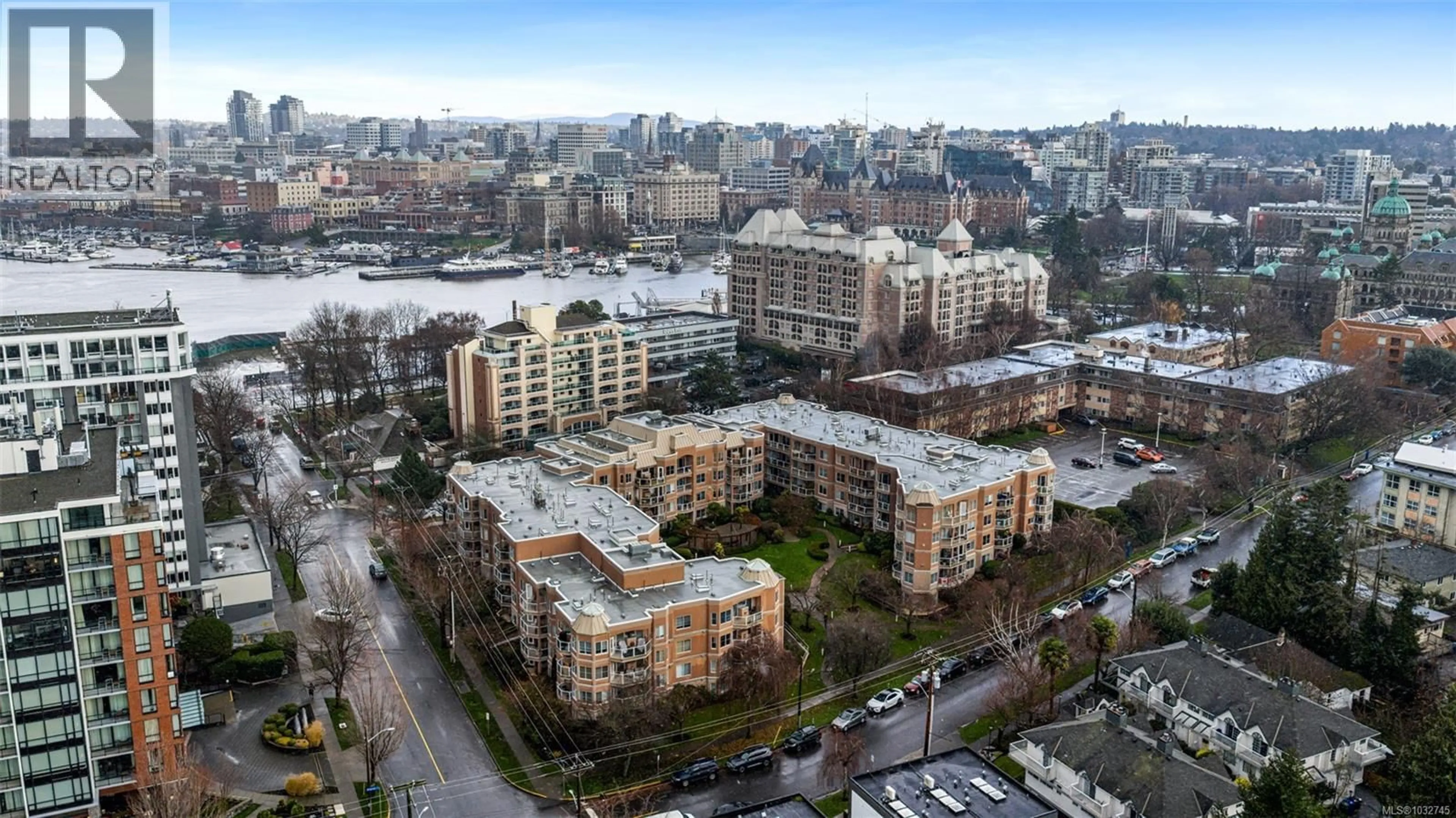 A pic from outside/outdoor area/front of a property/back of a property/a pic from drone, city buildings view from balcony for 306 - 405 QUEBEC STREET, Victoria British Columbia V8V4Z2
