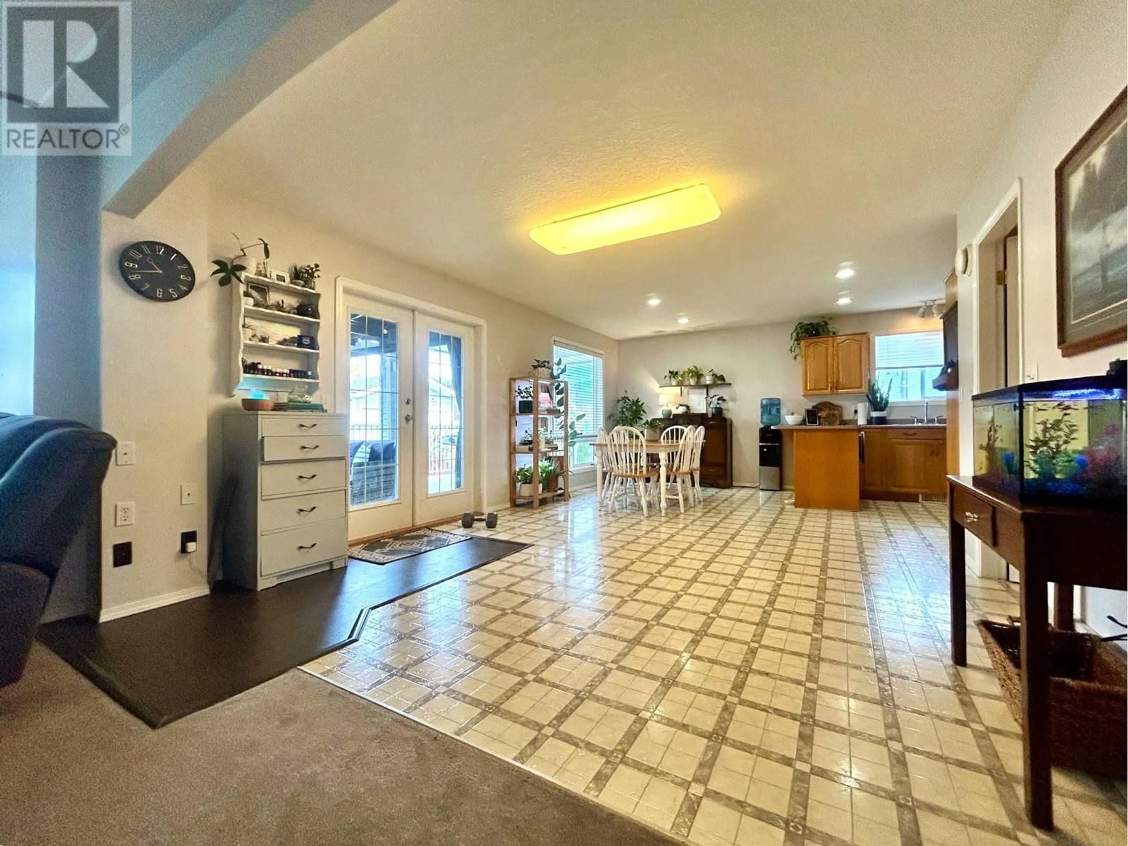 Indoor foyer, wood floors for 373 ORIOLE Way, Barriere British Columbia V0E1E0