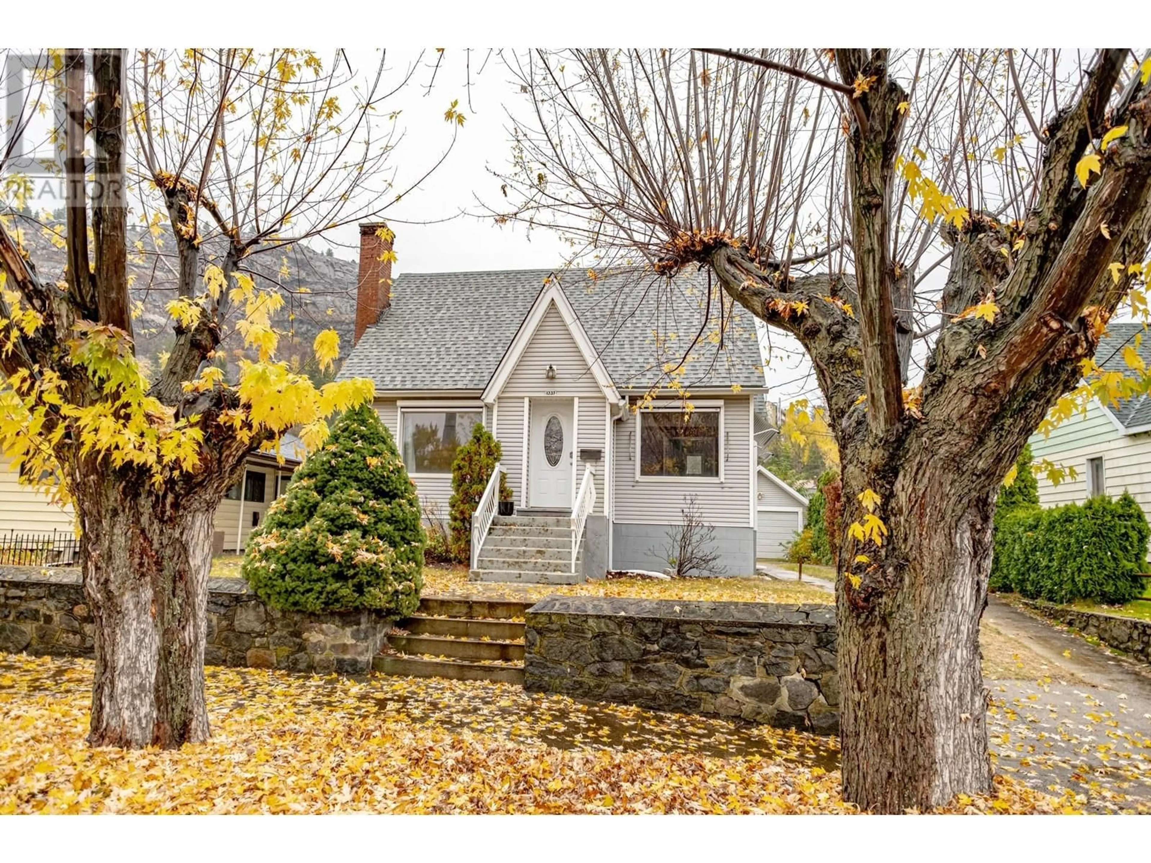 Home with vinyl exterior material, street for 1237 COLUMBIA AVENUE, Trail British Columbia V1R1J3