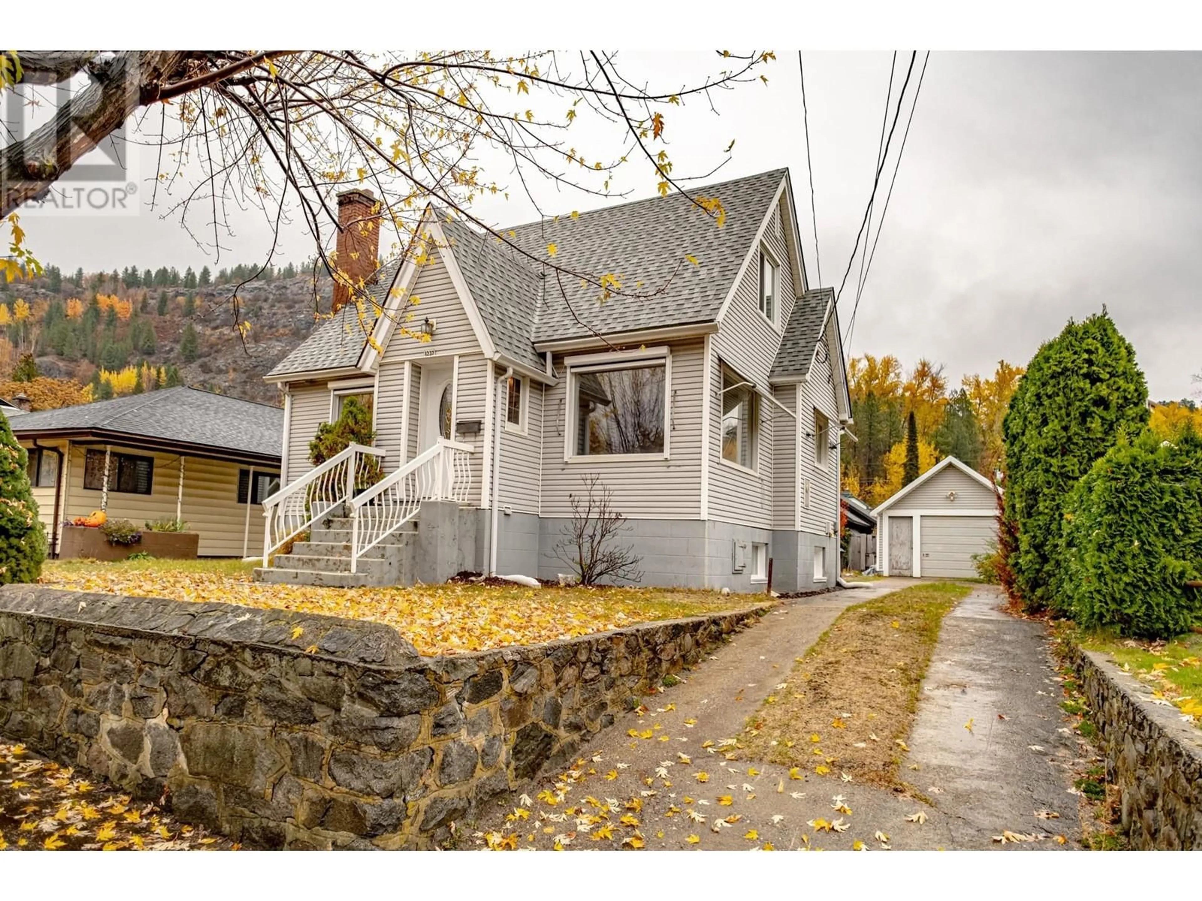 Home with vinyl exterior material, street for 1237 COLUMBIA AVENUE, Trail British Columbia V1R1J3