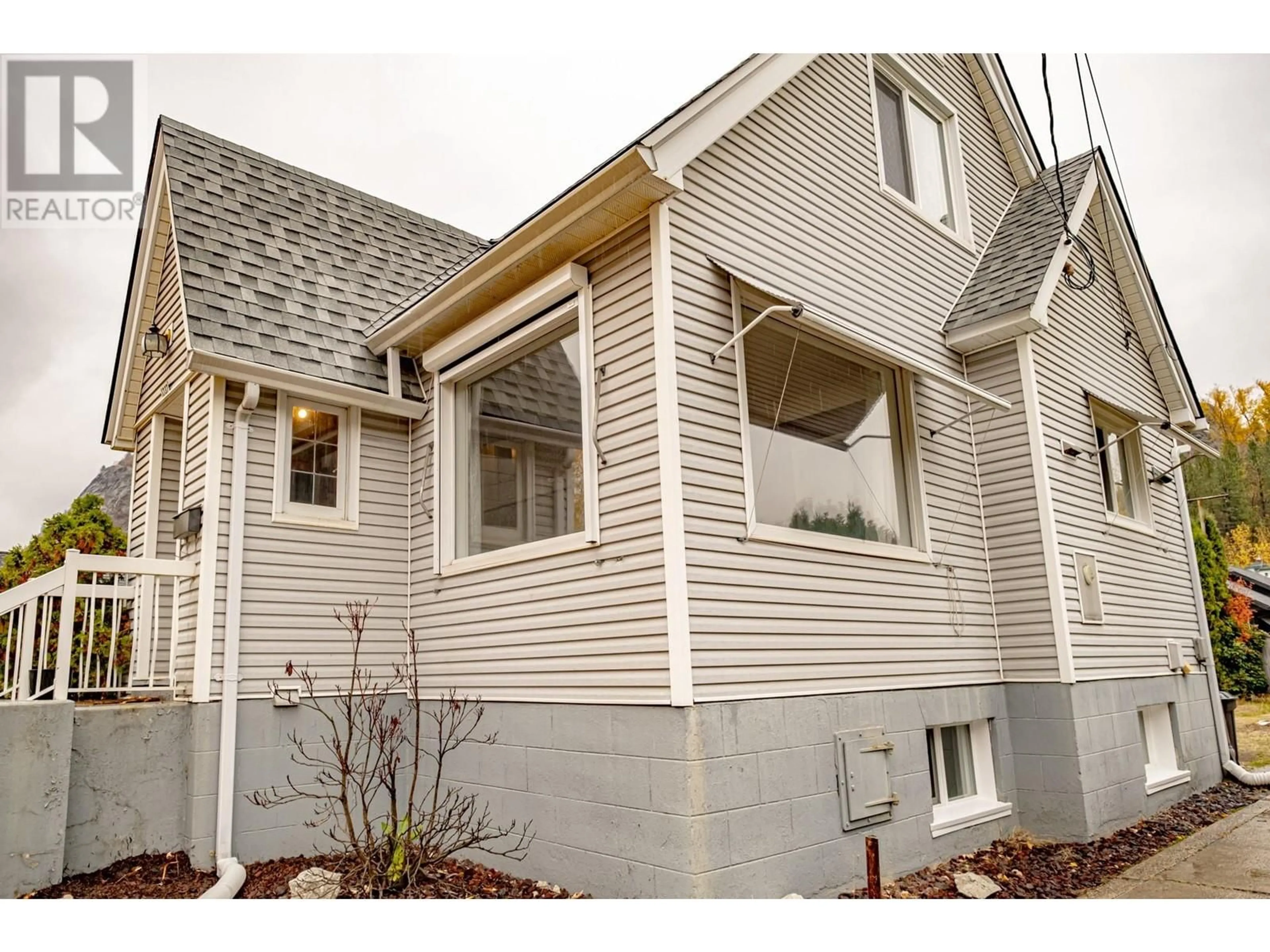 Home with vinyl exterior material, street for 1237 COLUMBIA AVENUE, Trail British Columbia V1R1J3