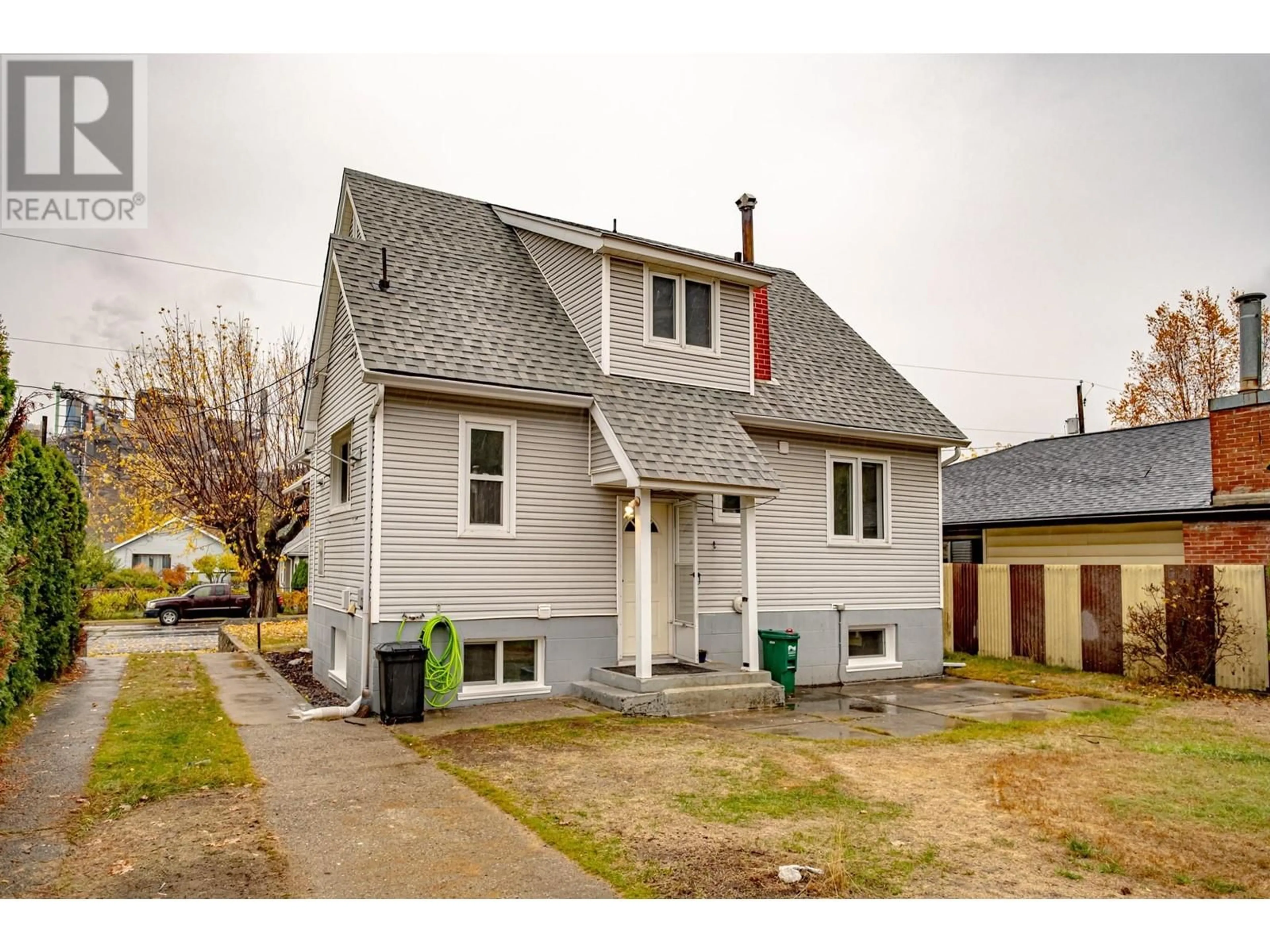 Home with vinyl exterior material, street for 1237 COLUMBIA AVENUE, Trail British Columbia V1R1J3