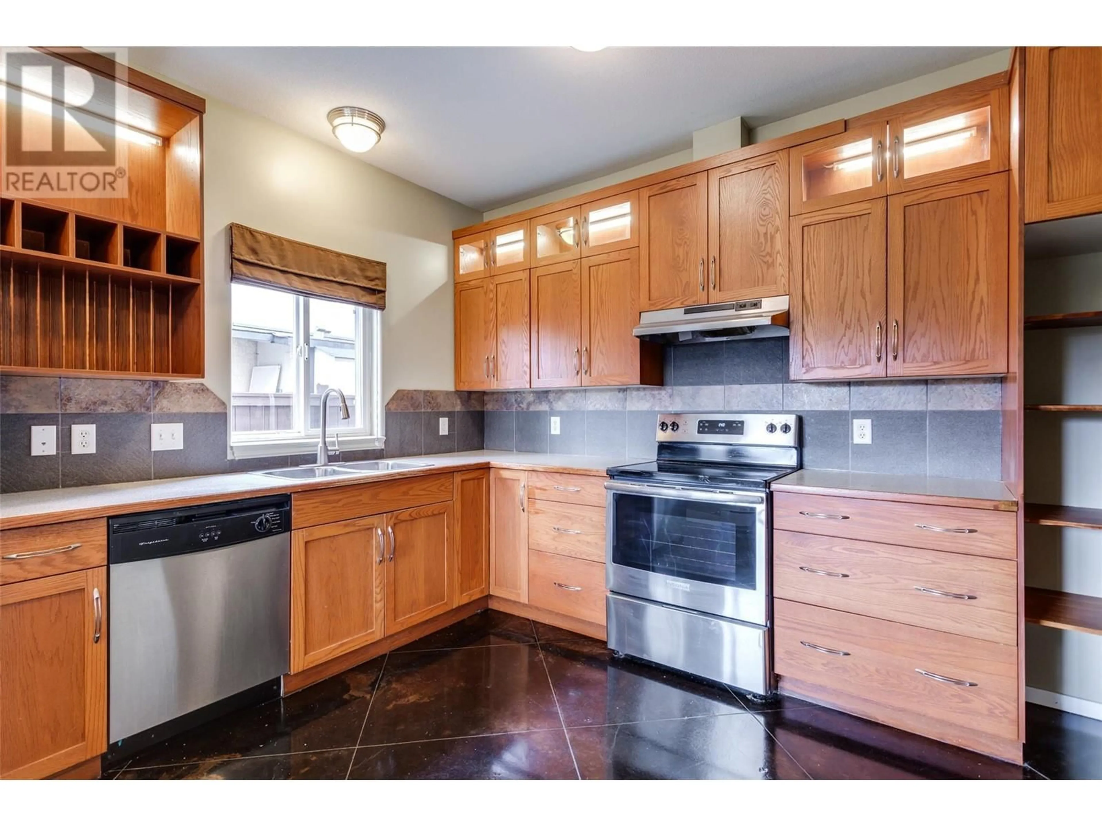 Open concept kitchen for 860 Glenwood Avenue Unit# 1, Kelowna British Columbia V1Y5M5