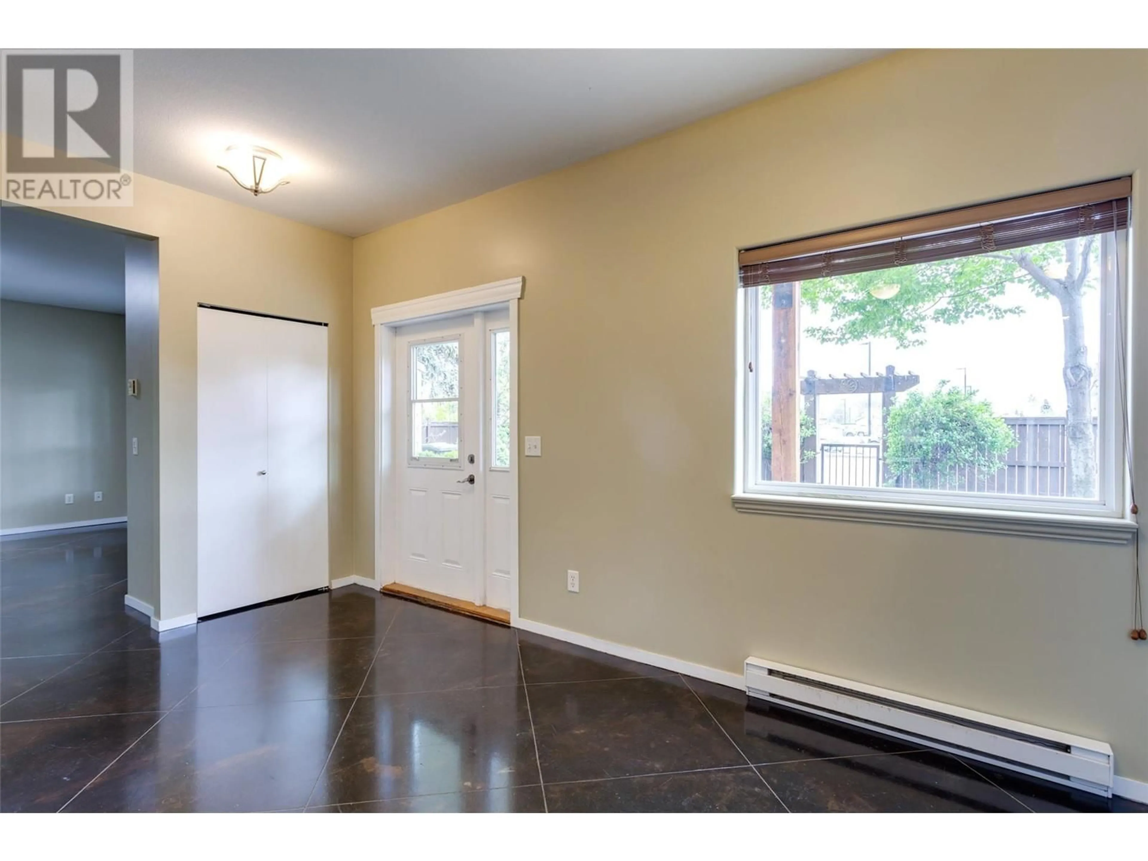 Indoor entryway, wood floors for 860 Glenwood Avenue Unit# 1, Kelowna British Columbia V1Y5M5