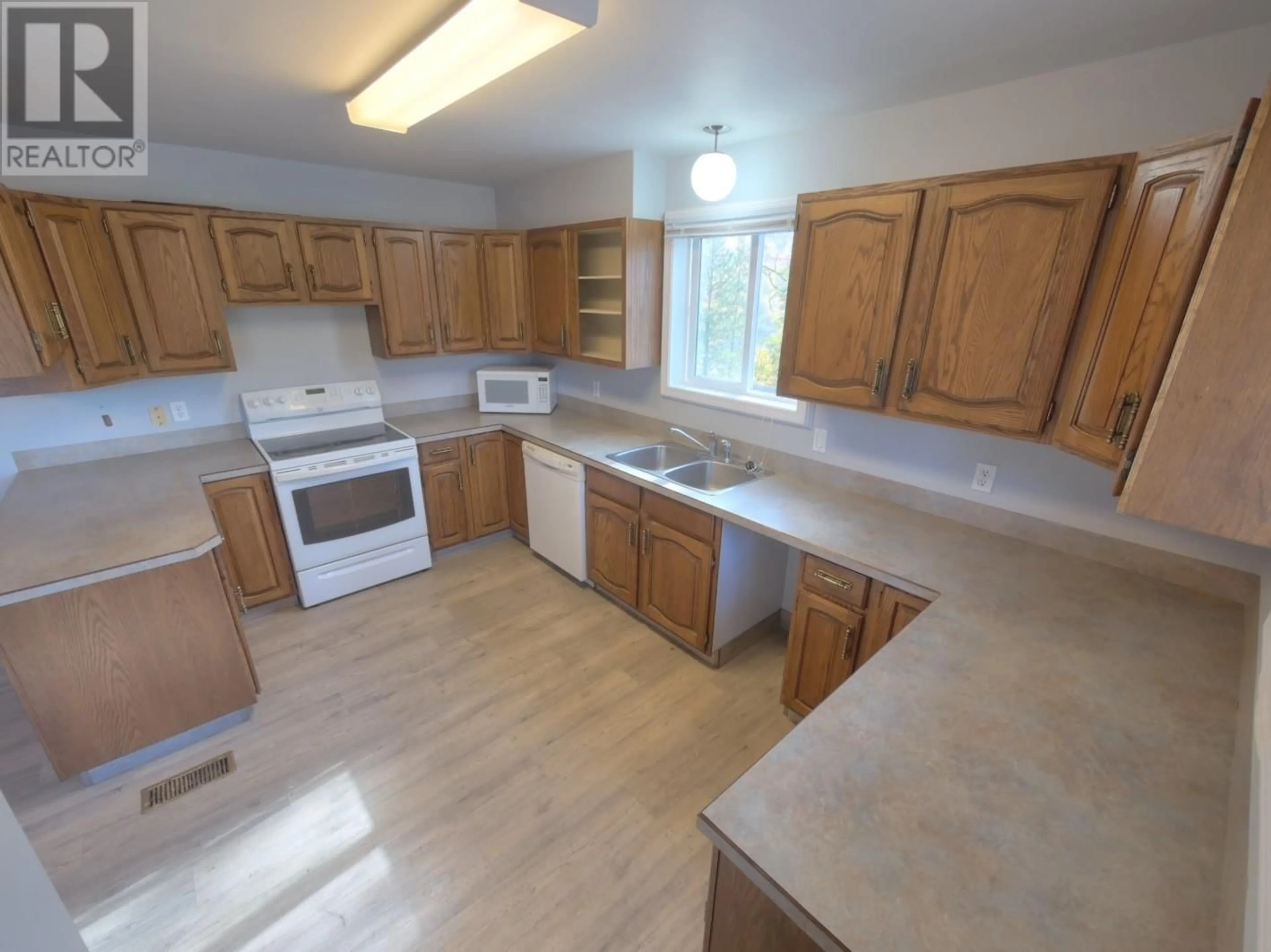 Kitchen, wood floors, cottage for 1610 McBride Street, Trail British Columbia V1R2Z6